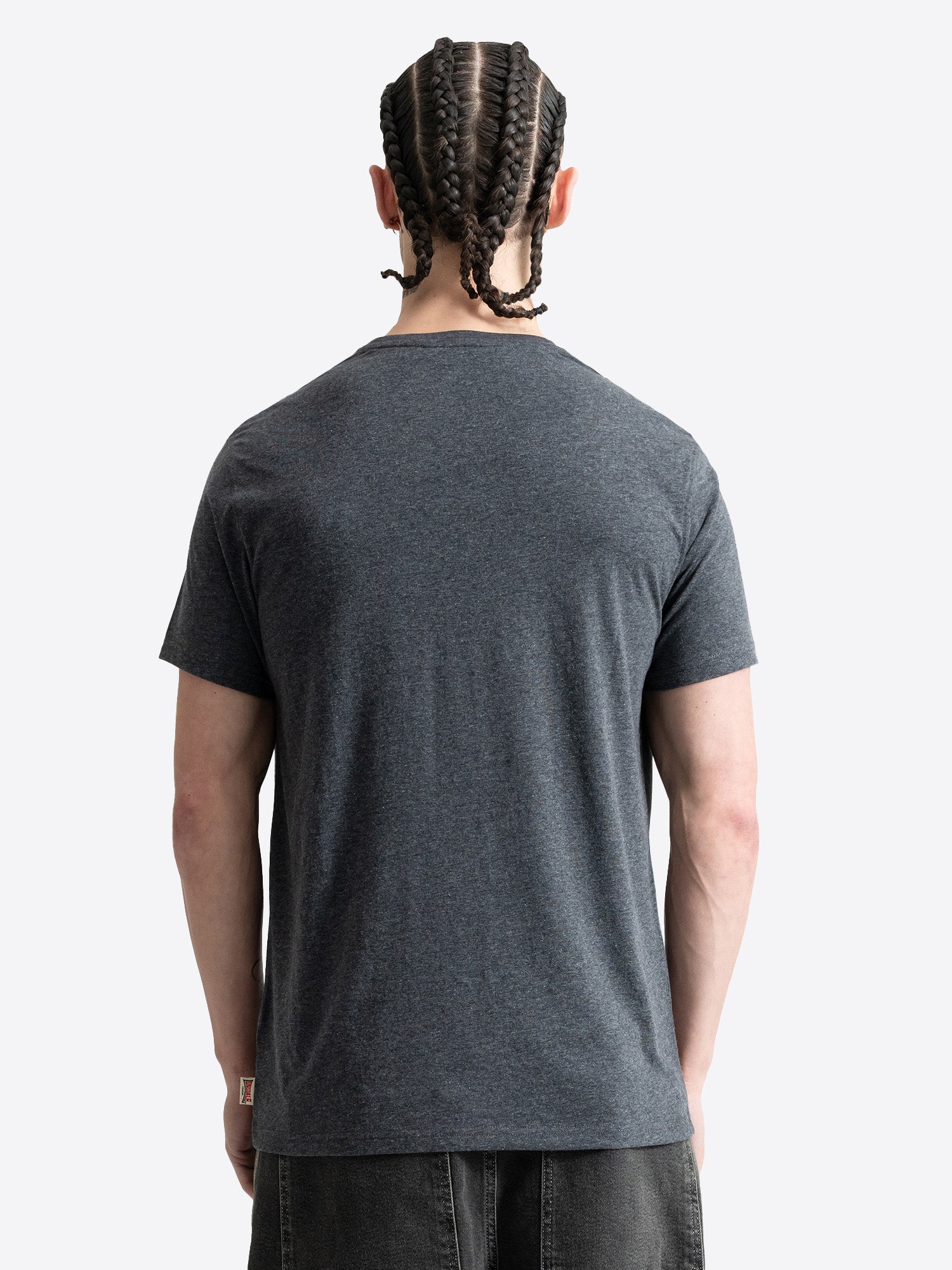 Rückseite des gerade geschnittenen Herren T-Shirts in Anthrazit mit klassischem Rundhalsausschnitt.