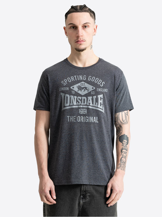 Anthrazitfarbenes Herren T-Shirt in normaler Passform mit farblich abgesetztem Druck auf der Vorderseite.