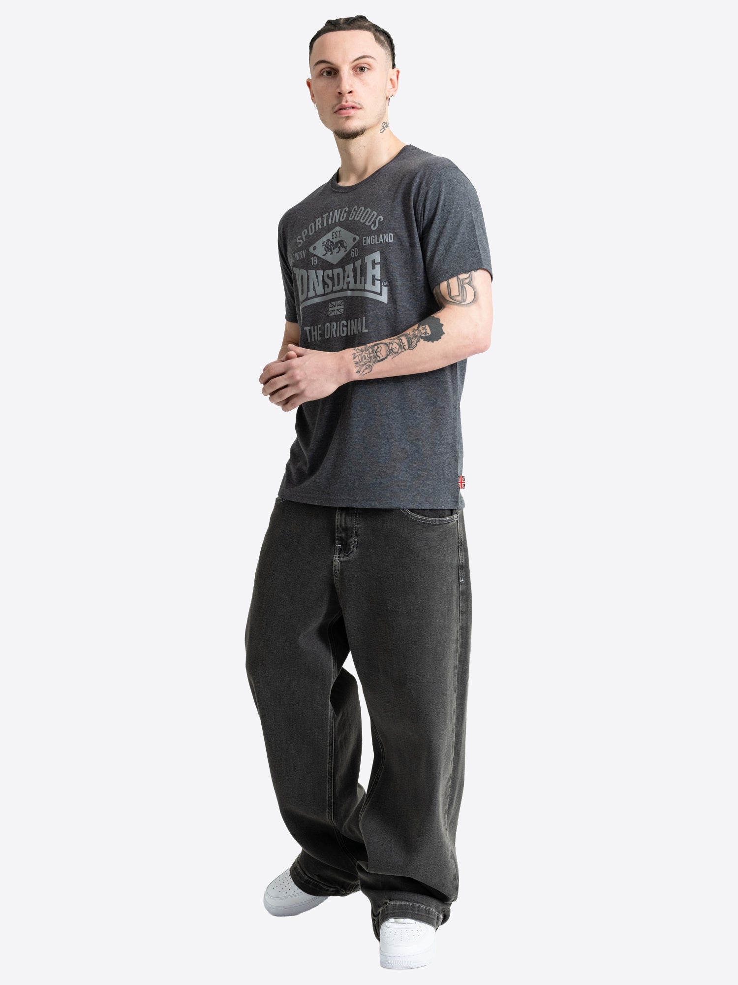 Anthrazitfarbenes Herren T-Shirt in normaler Passform mit farblich abgesetztem Druck auf der Vorderseite.