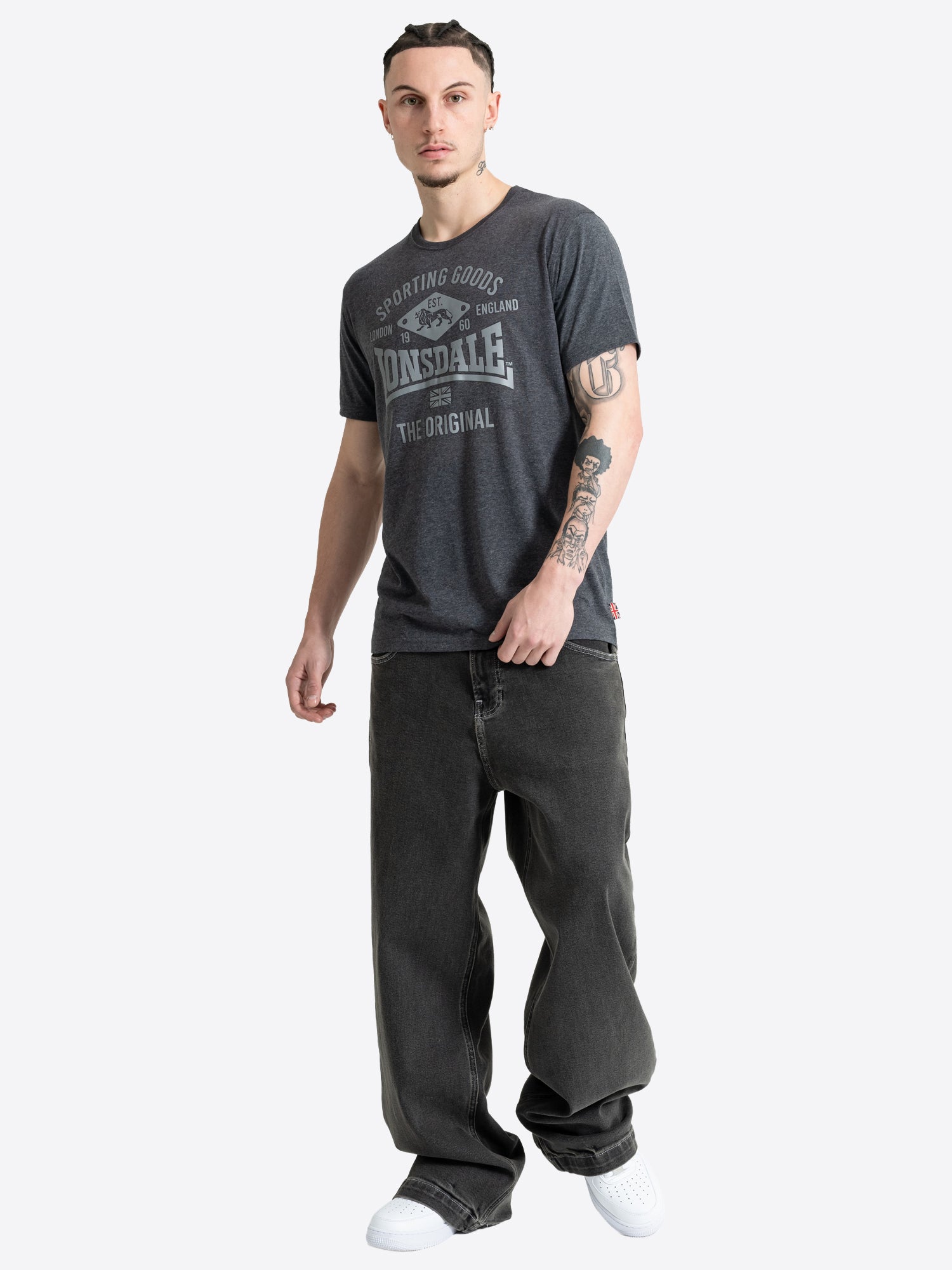Anthrazitfarbenes Herren T-Shirt in normaler Passform mit farblich abgesetztem Druck auf der Vorderseite.
