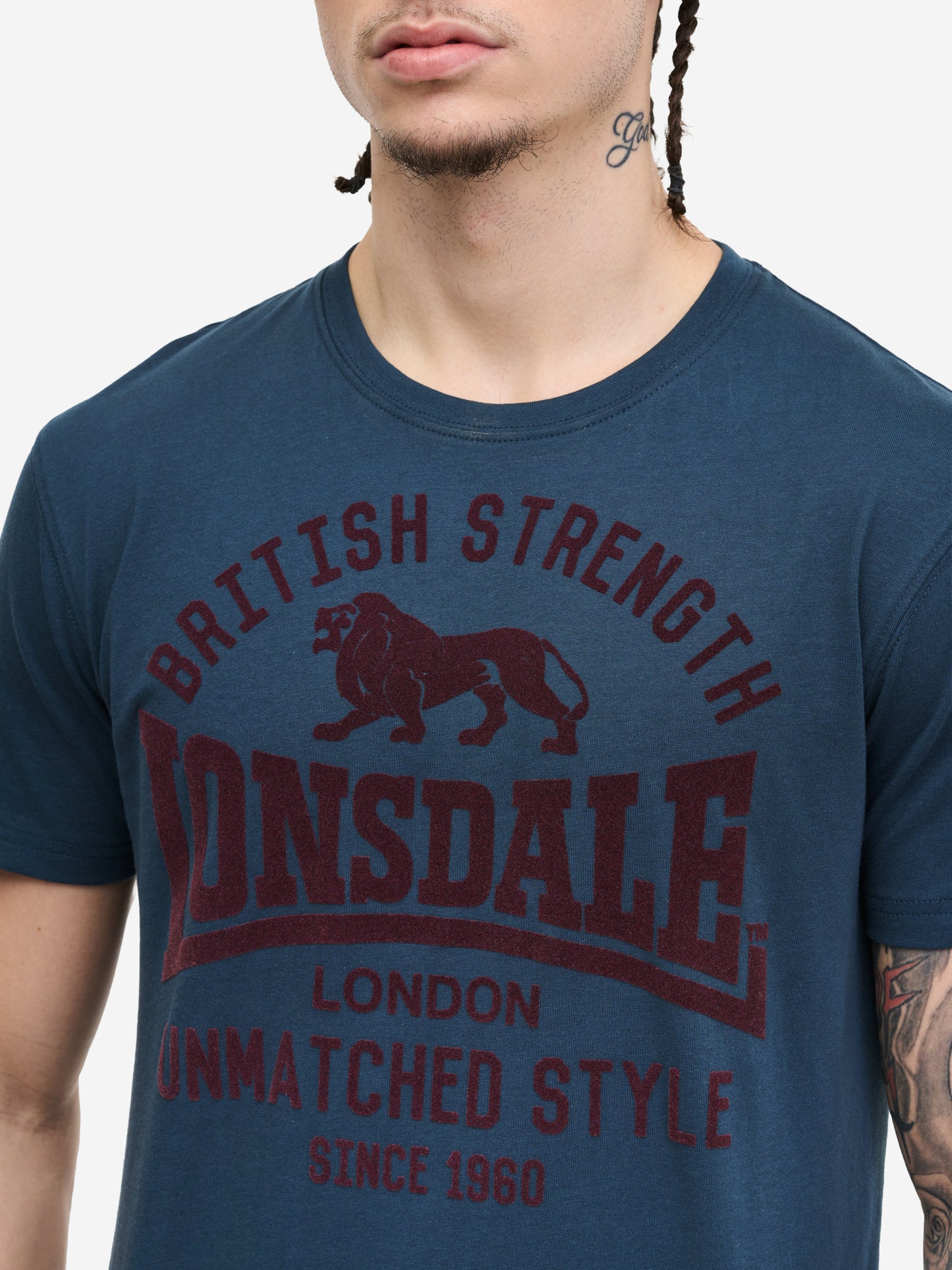Nahaufnahme des Lonsdale Hudswell T-Shirts: Roter Flockdruck auf 100% gekämmter Baumwolle und gewebtes Union-Jack-Label an der Seitennaht.