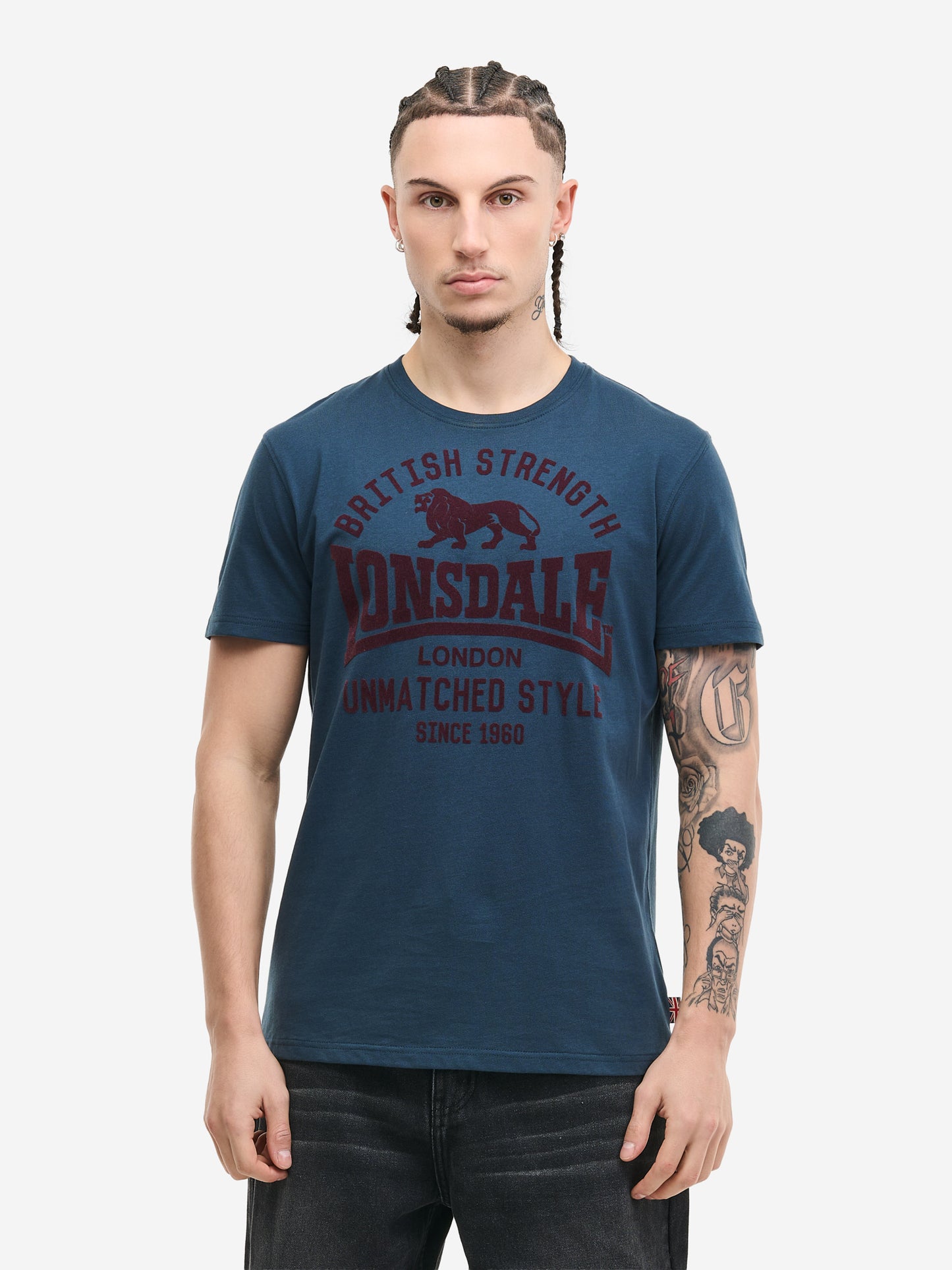 Dunkelblaues Lonsdale Herren T-Shirt Modell Hudswell in normaler Passform mit grossem, weissem Logo-Flockdruck auf der Brust.