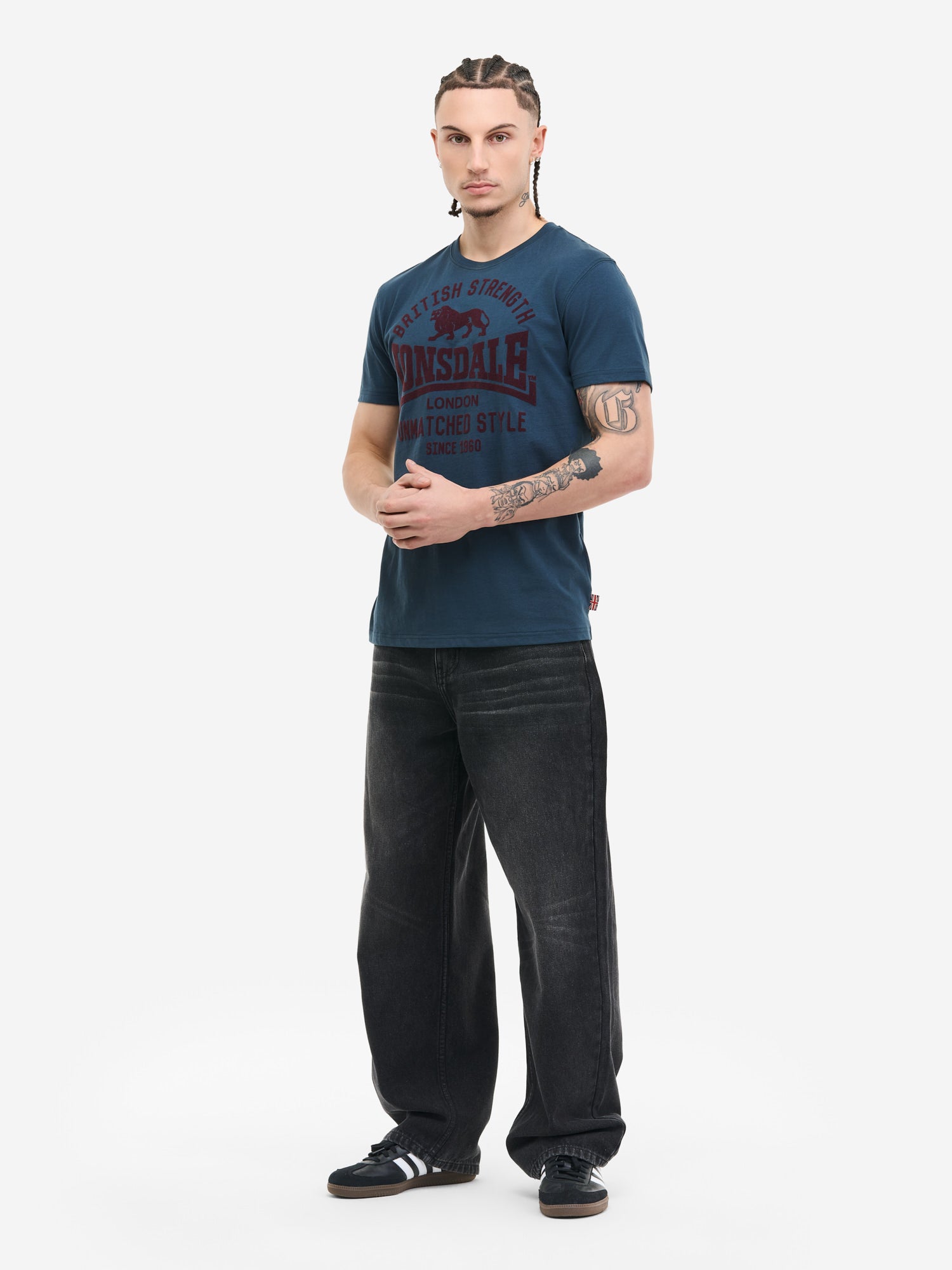 Dunkelblaues Lonsdale Herren T-Shirt Modell Hudswell in normaler Passform mit grossem, weissem Logo-Flockdruck auf der Brust.