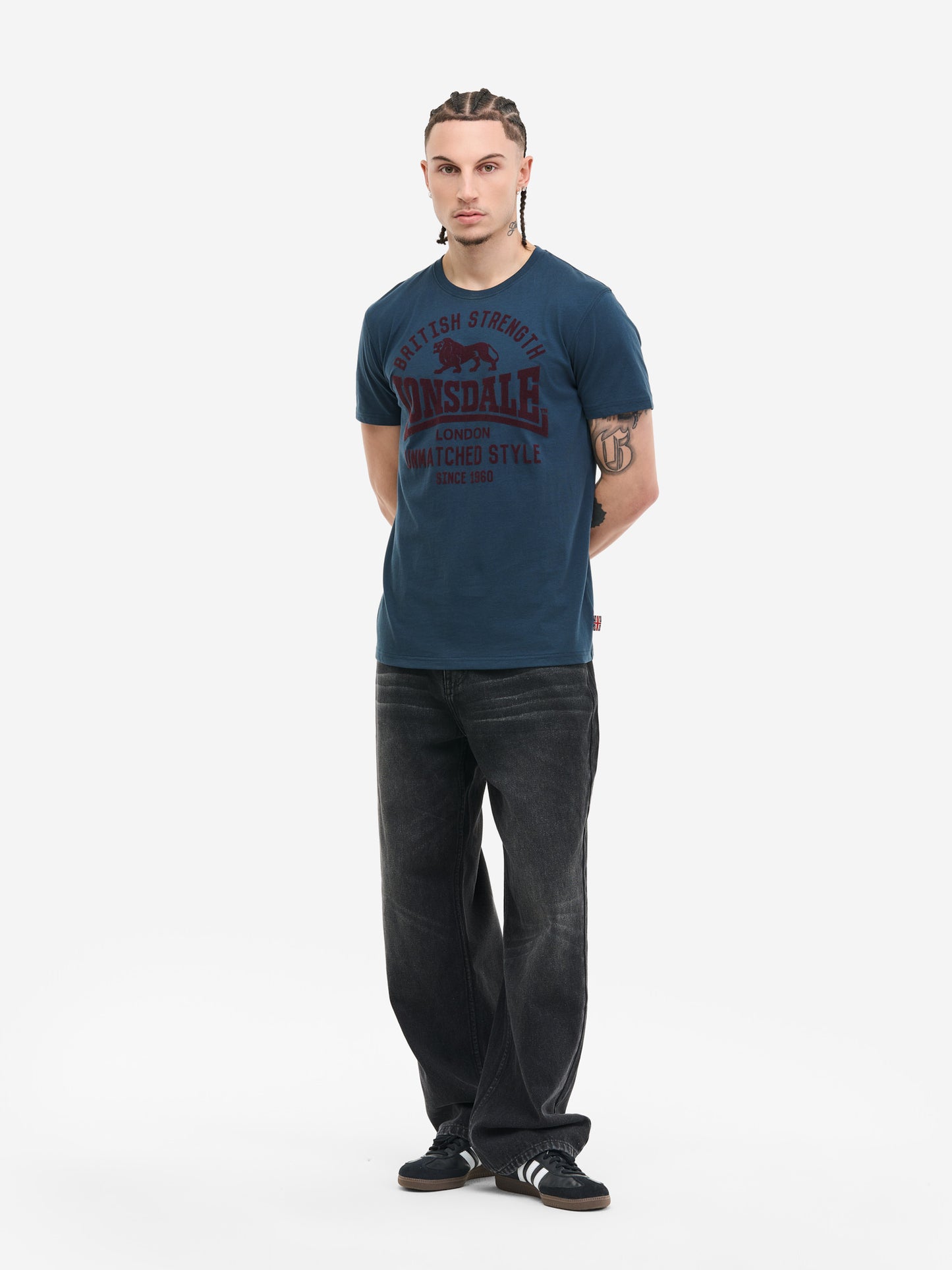 Dunkelblaues Lonsdale Herren T-Shirt Modell Hudswell in normaler Passform mit grossem, weissem Logo-Flockdruck auf der Brust.