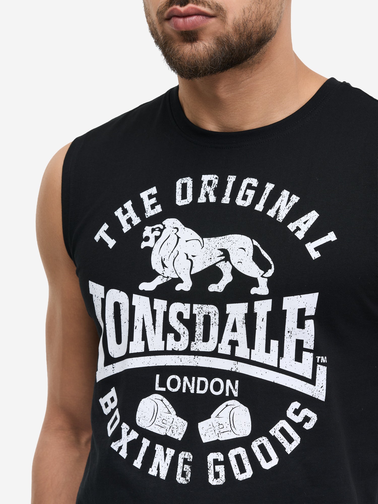 Detail des Lonsdale Singlets: Grosser Vintage-Logo-Druck auf 100% gekämmter Baumwolle (Jersey-Stoff) in Schwarz.