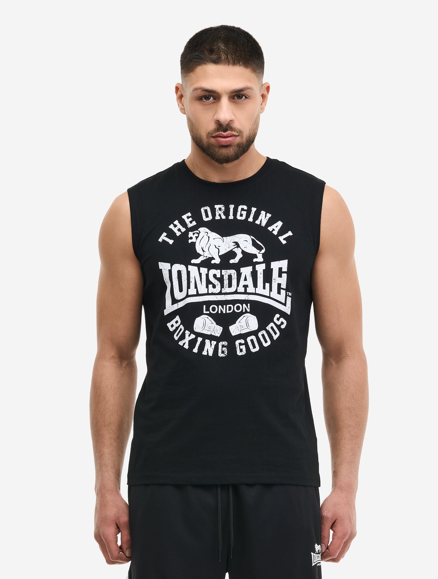 Schwarzes Lonsdale Herren Singlet (ärmelloses T-Shirt) in normaler Passform mit großem Logo-Print in Vintage-Optik auf der Brust.