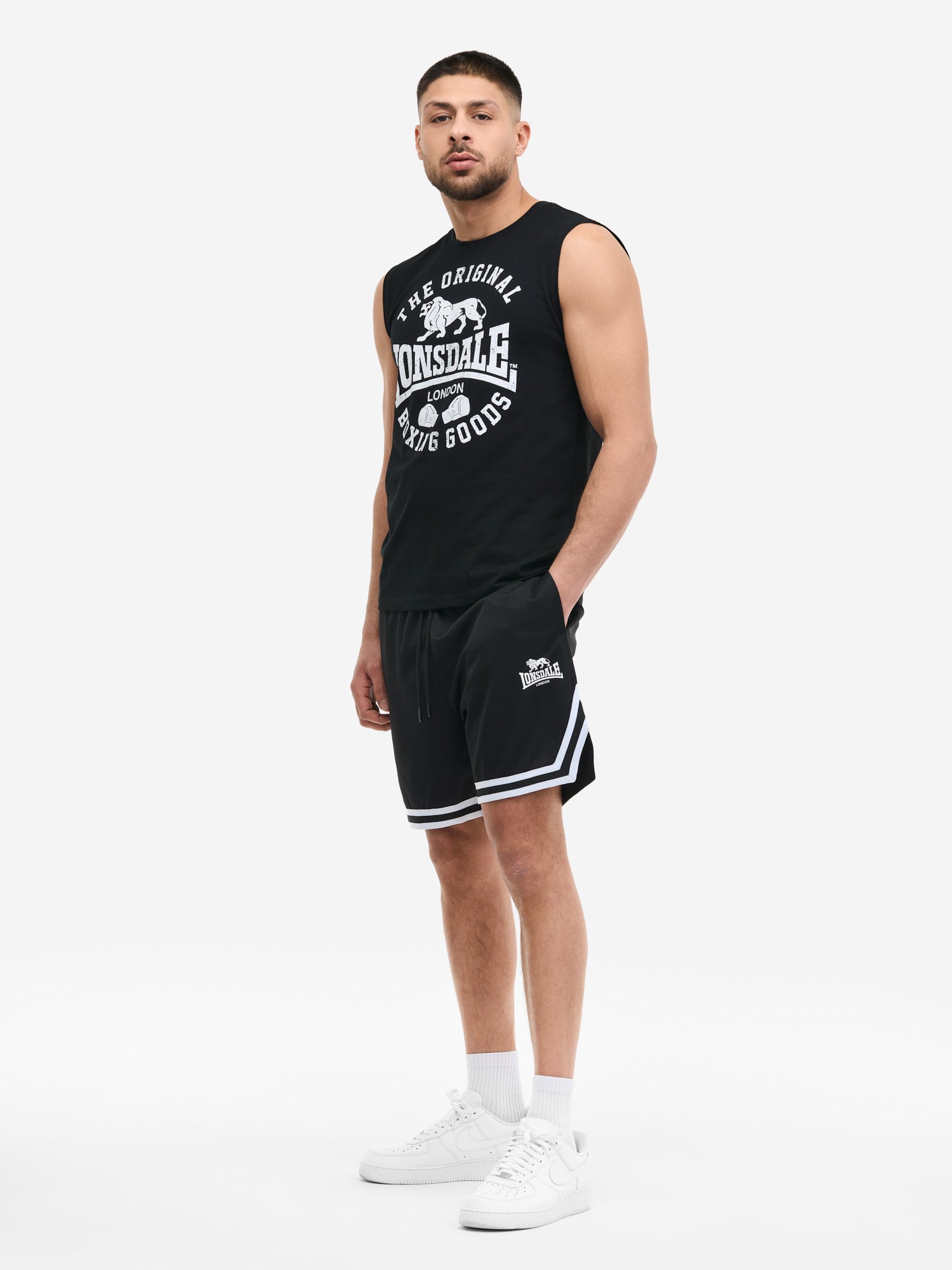 Schwarzes Lonsdale Herren Singlet (ärmelloses T-Shirt) in normaler Passform mit großem Logo-Print in Vintage-Optik auf der Brust.