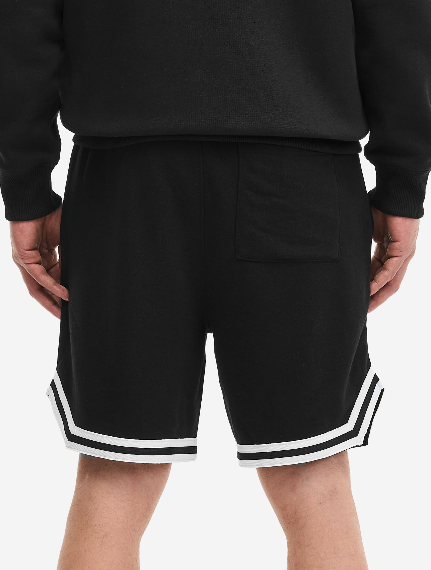 Rückansicht der schwarzen Shorts mit aufgesetzter Tasche.