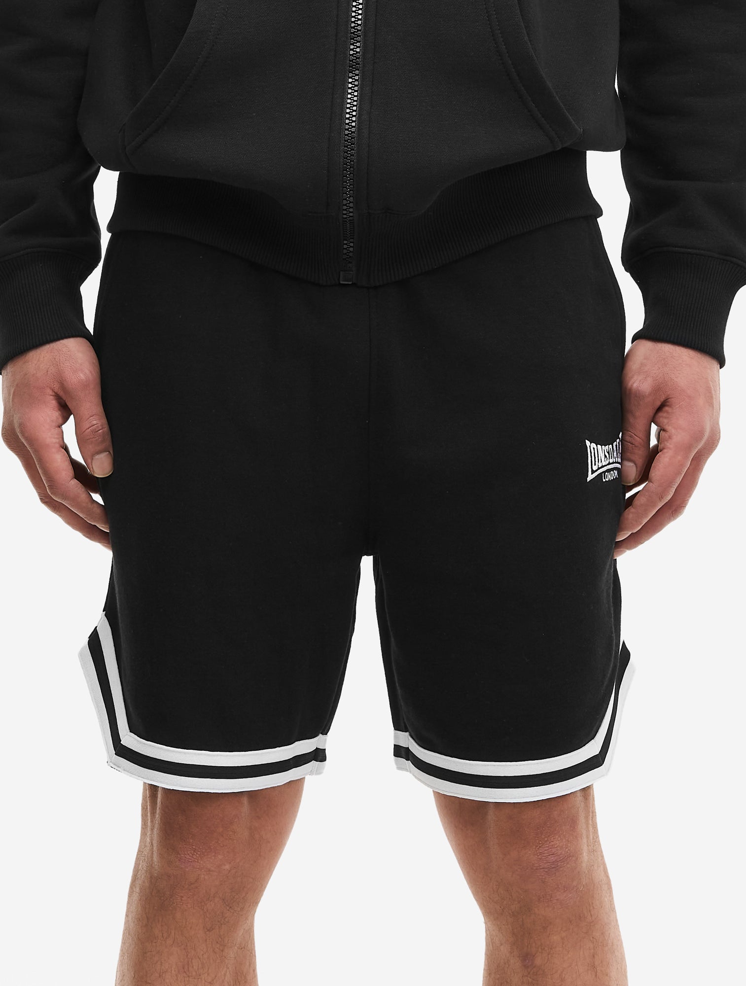 Schwarze Herren-Shorts, Lonsdale-Stickerei, Kordelzug & Kontrastsäume.