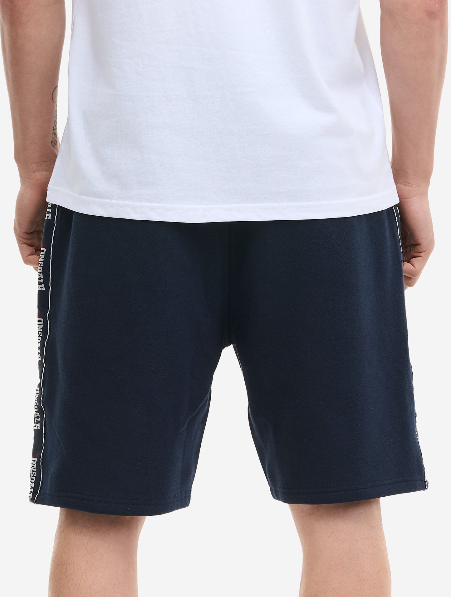 Rückansicht der dunkelblauen Lonsdale Shorts mit Leistentasche und elastischem Bund