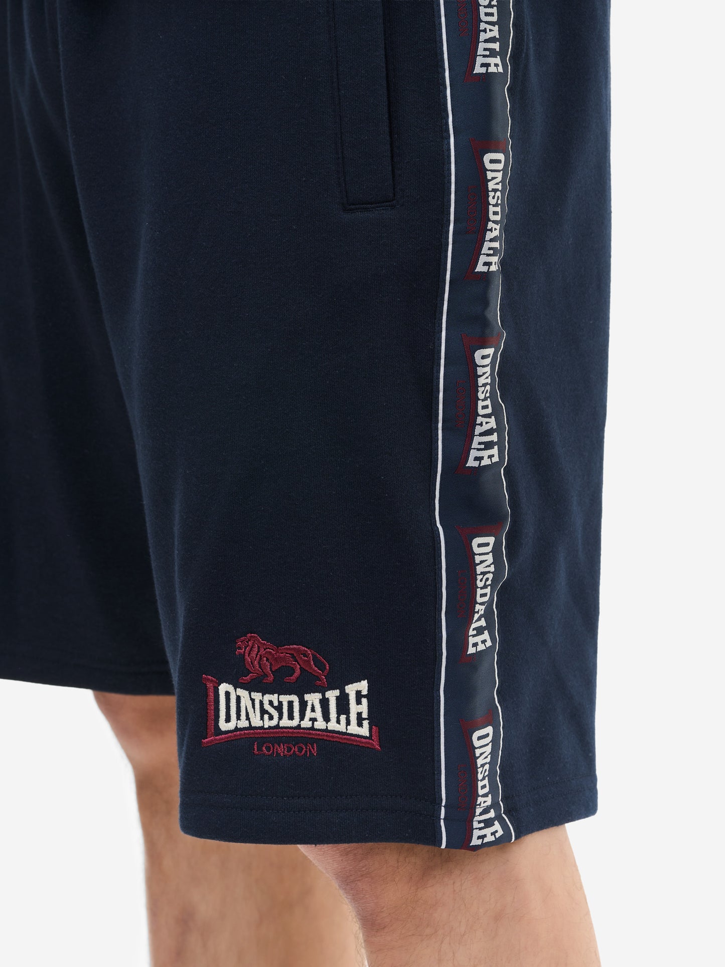 Detailaufnahme der zweifarbigen Lonsdale Stickerei und seitlichen Bänder in Dark Navy