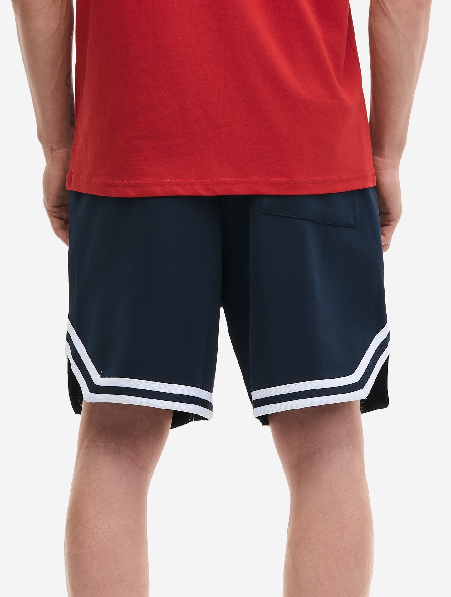 Rückansicht der Lonsdale Shorts in Dark Navy mit Logo-Detail auf der Gesässtasche
