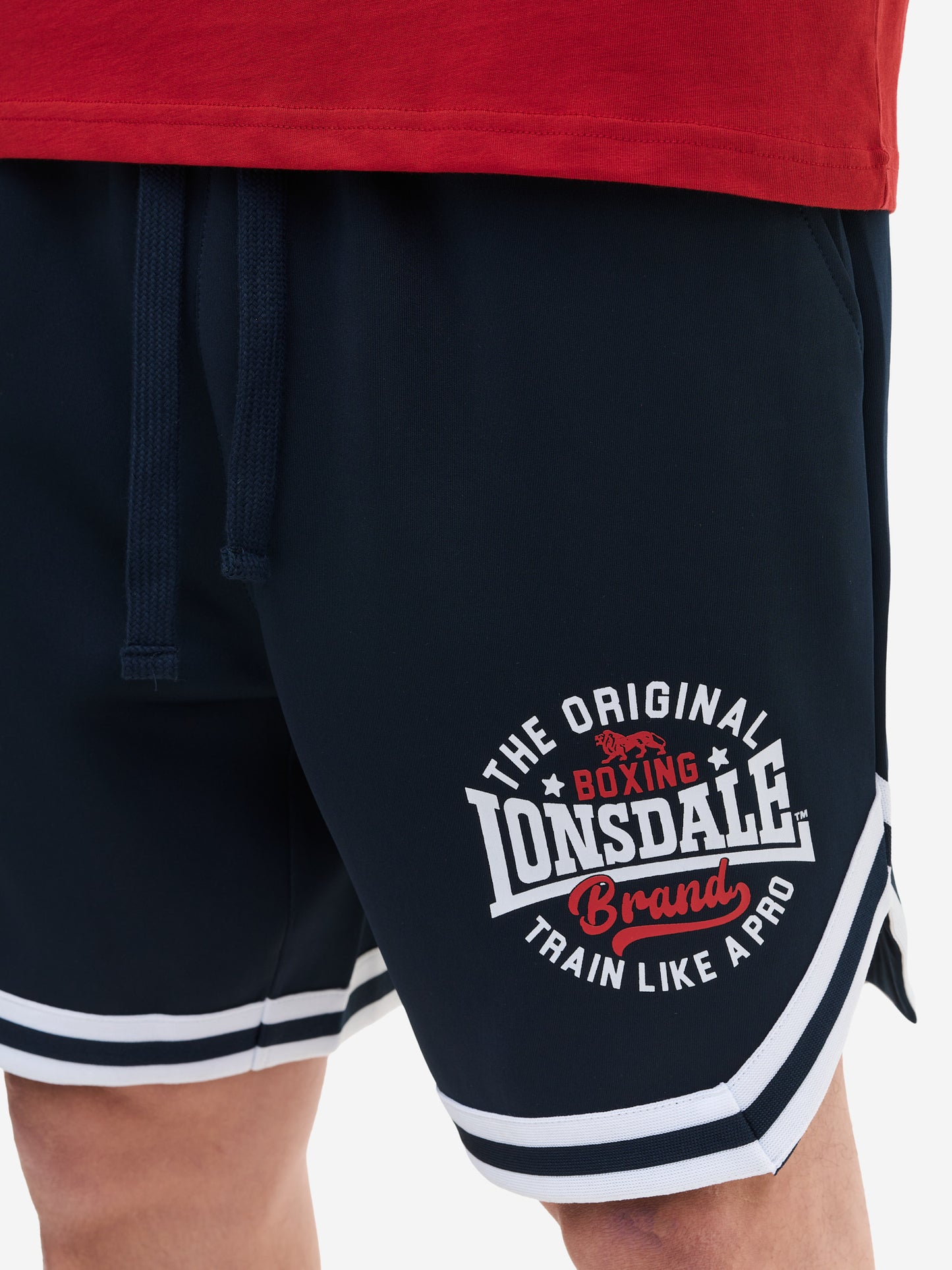 Detailaufnahme des zweifarbigen Lonsdale Logo-Drucks und der farblich abgesetzten Hosensäume