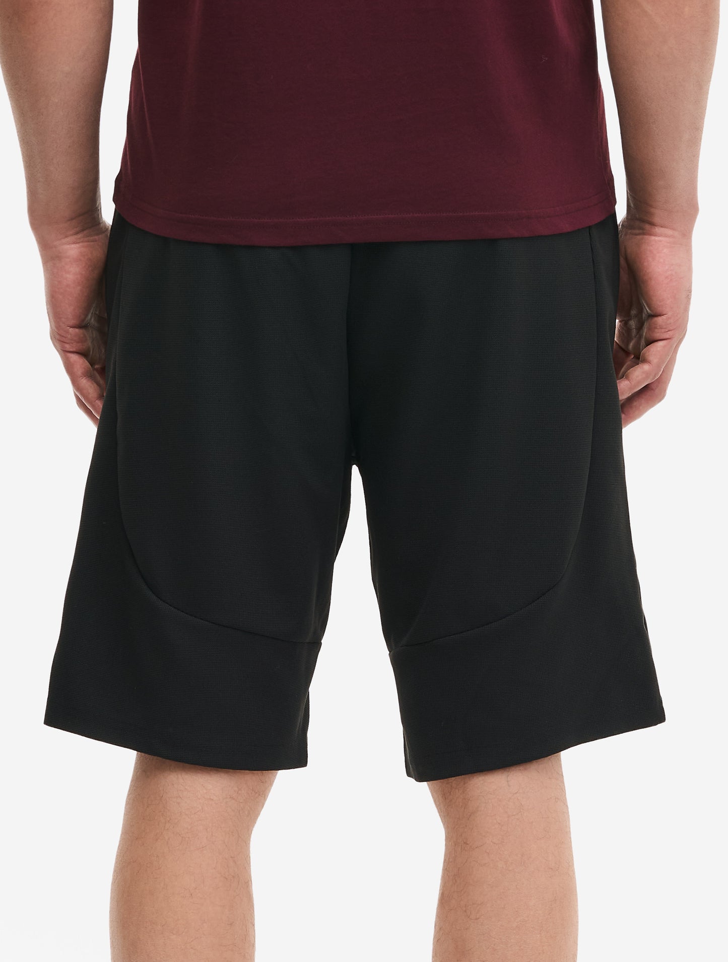 Rückansicht der schwarzen Lonsdale Shorts in normaler Passform mit elastischem Bündchen