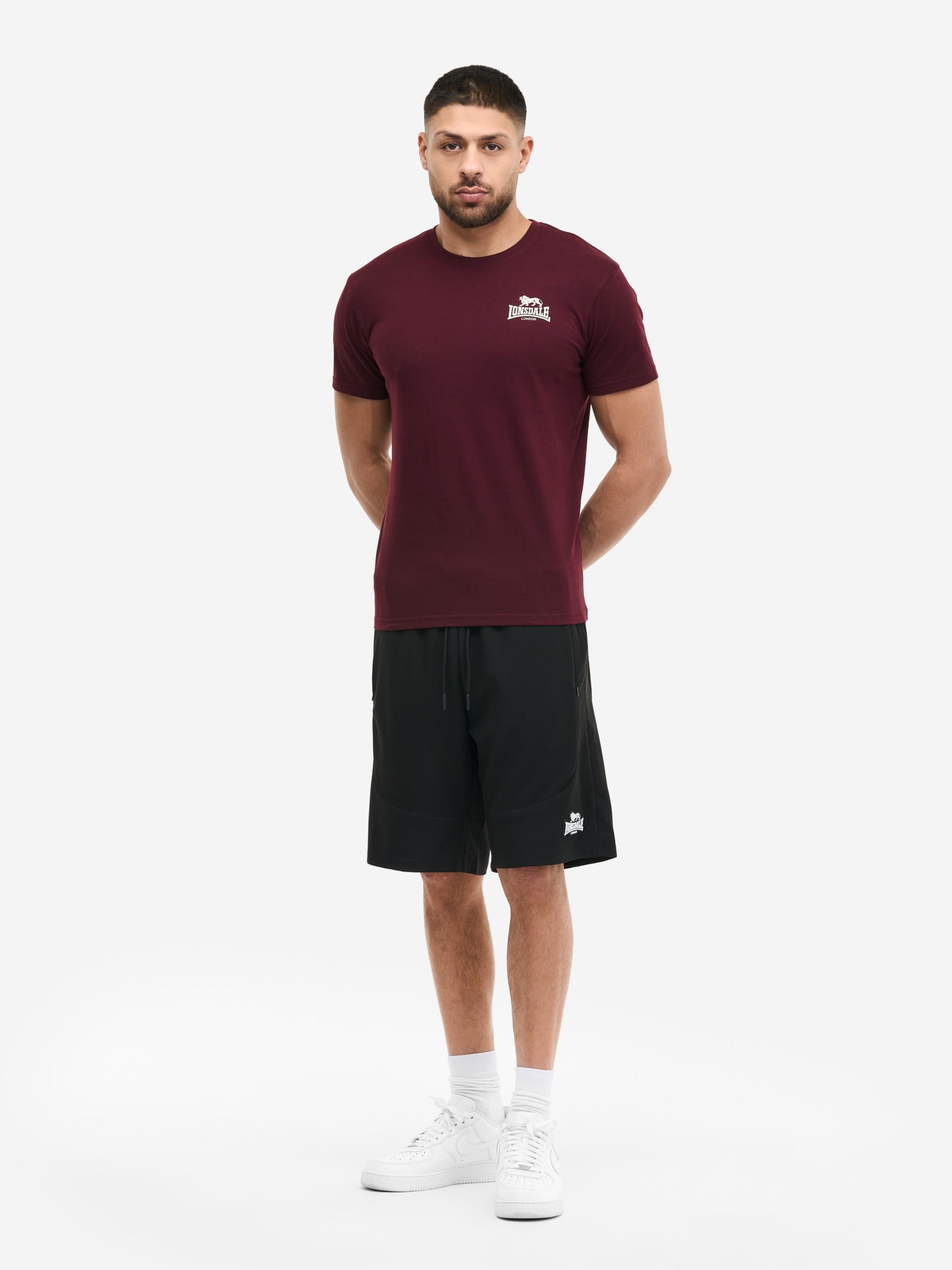 Schwarze Lonsdale Herren Shorts in Frontansicht mit Logo-Badge und Kordelzug am Bund