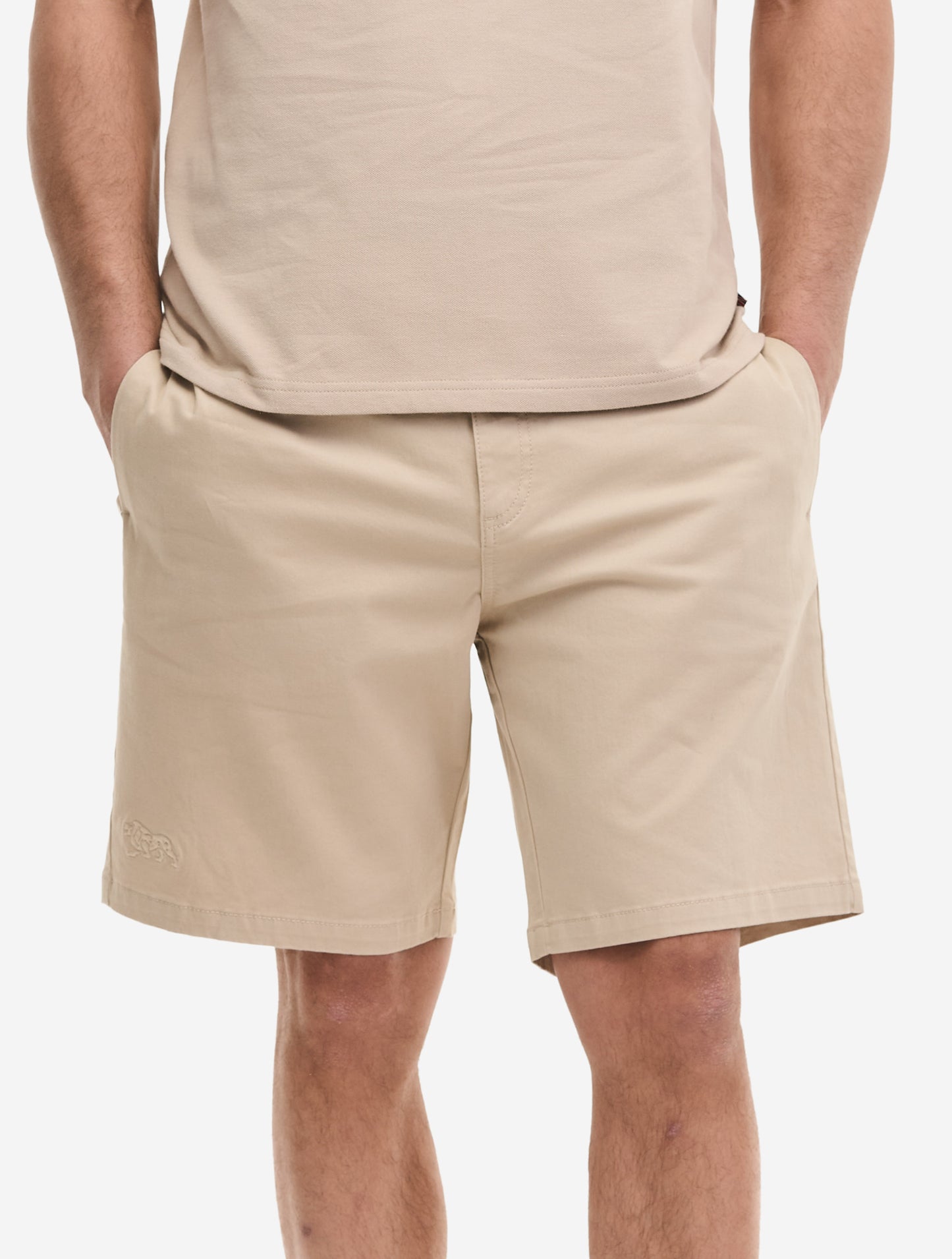 Beige Lonsdale Helsden Herren-Shorts aus Twill mit Union-Jack-Label am Bund und Seitentaschen.