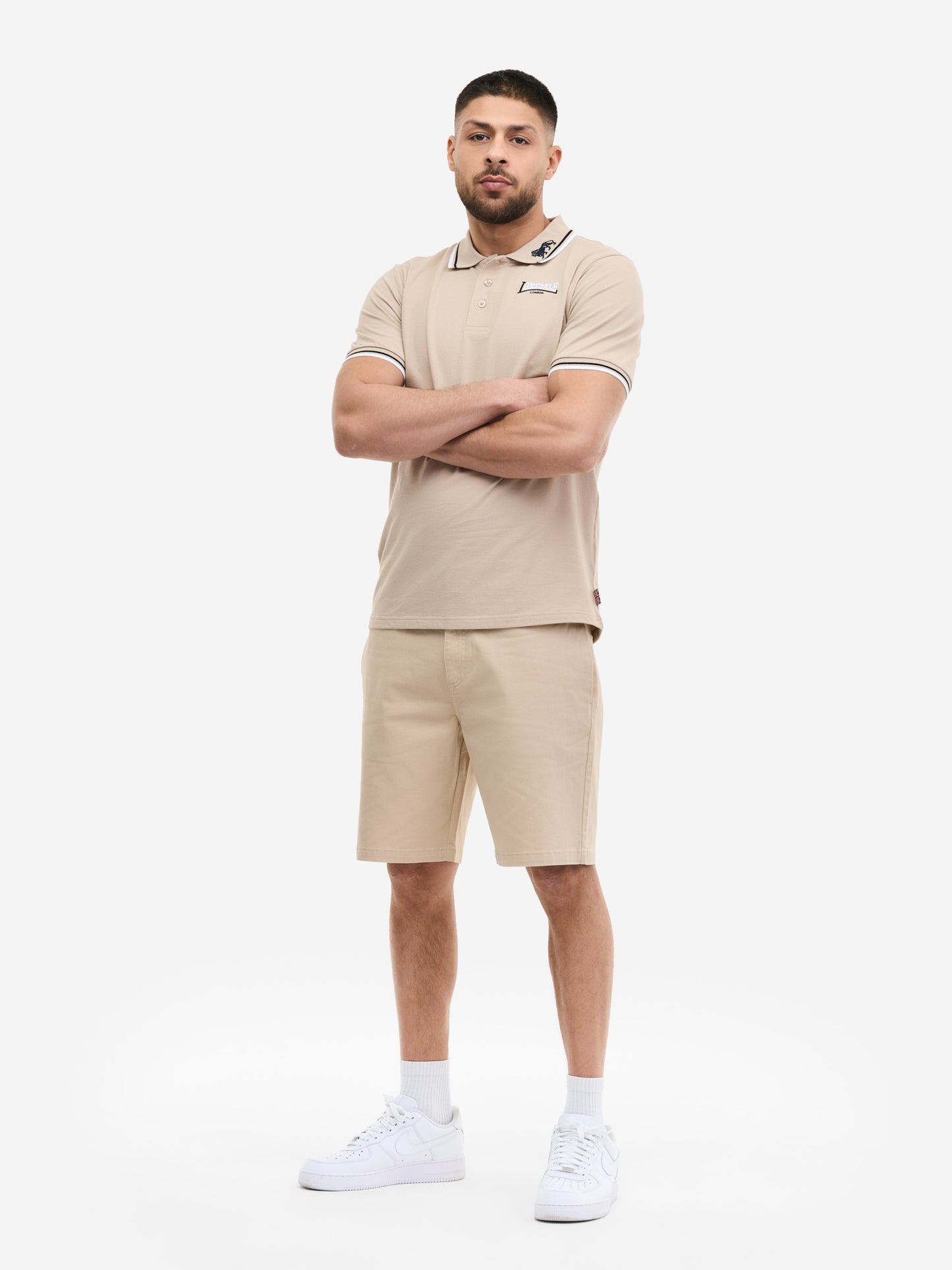 Beige Lonsdale Helsden Herren-Shorts aus Twill mit Union-Jack-Label am Bund und Seitentaschen.
