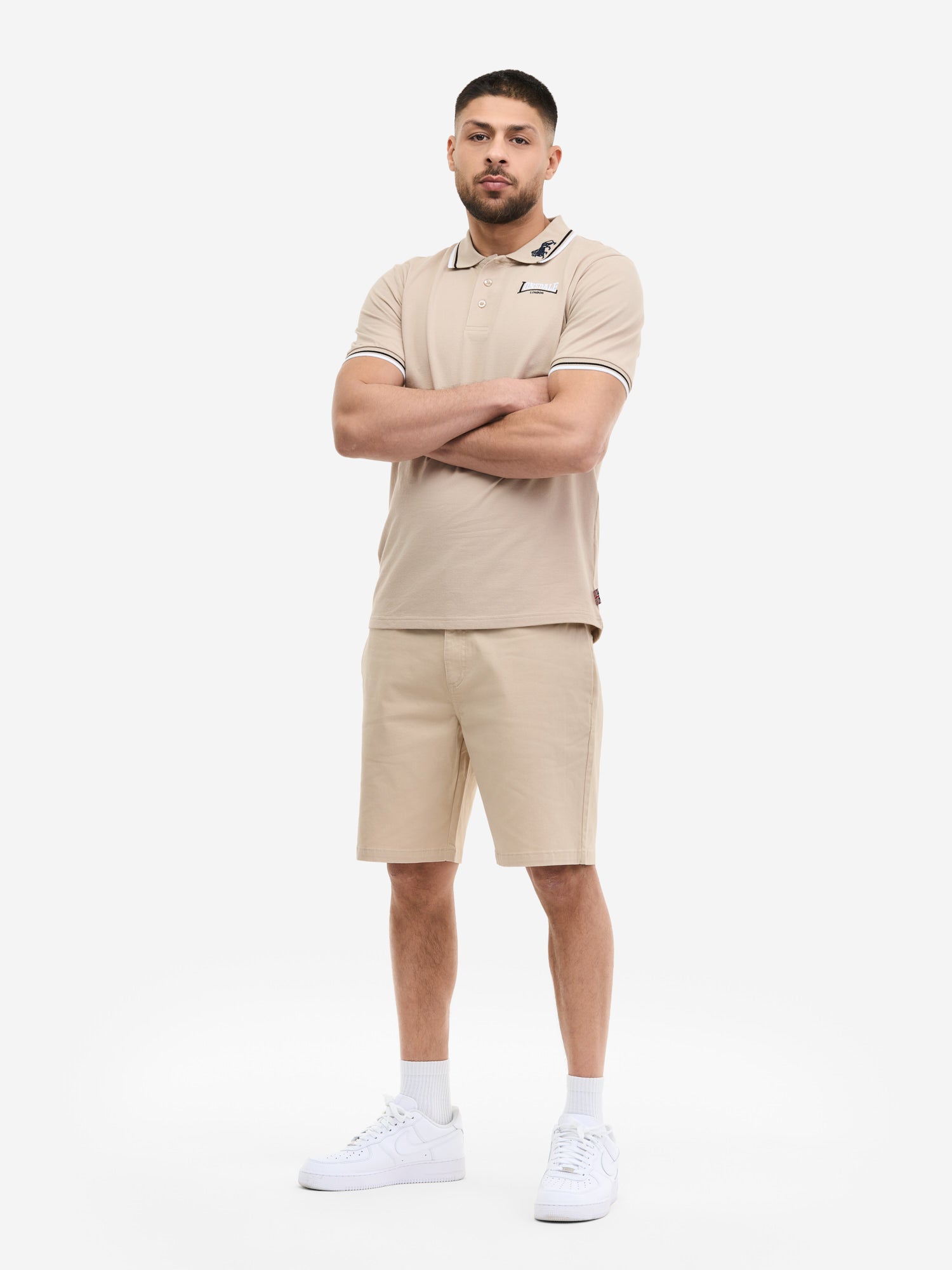 Beige Lonsdale Helsden Herren-Shorts aus Twill mit Union-Jack-Label am Bund und Seitentaschen.