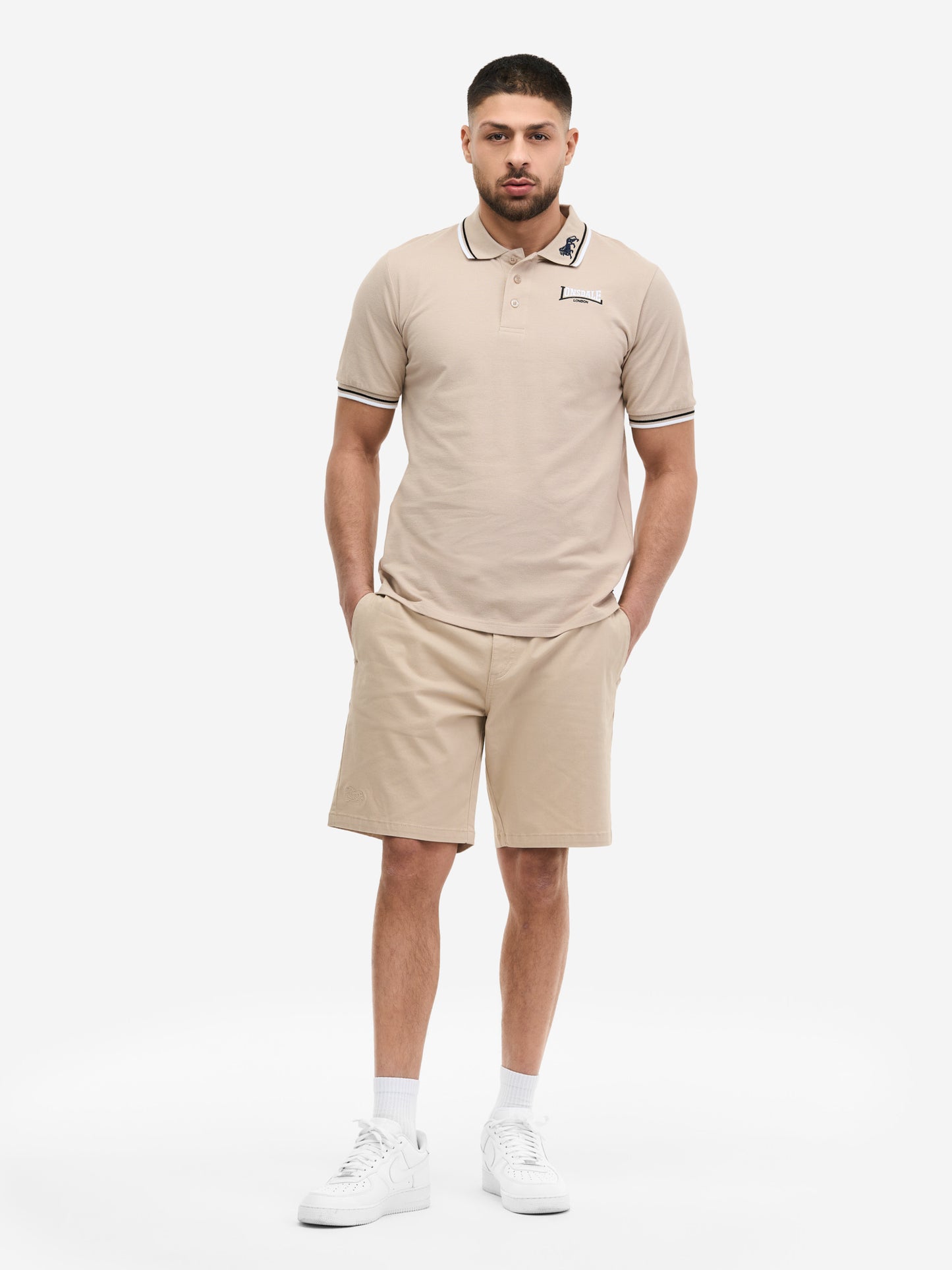 Beige Lonsdale Helsden Herren-Shorts aus Twill mit Union-Jack-Label am Bund und Seitentaschen.