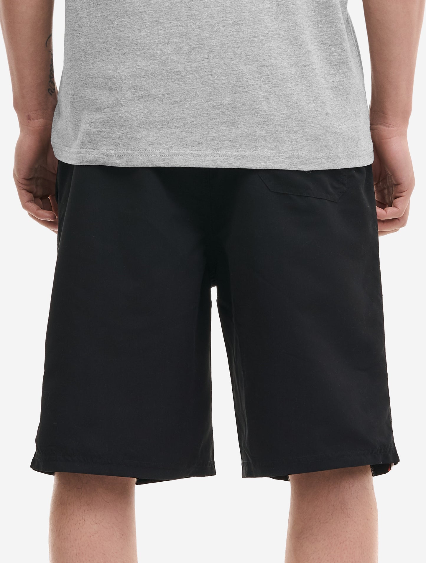 Rückansicht der schwarzen Lonsdale Schwimmshorts mit aufgesetzter Gesässtasche und Klettverschluss.