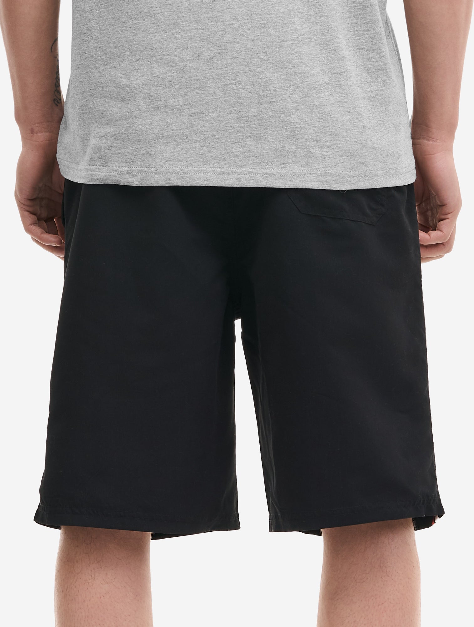 Rückansicht der schwarzen Lonsdale Schwimmshorts mit aufgesetzter Gesässtasche und Klettverschluss.