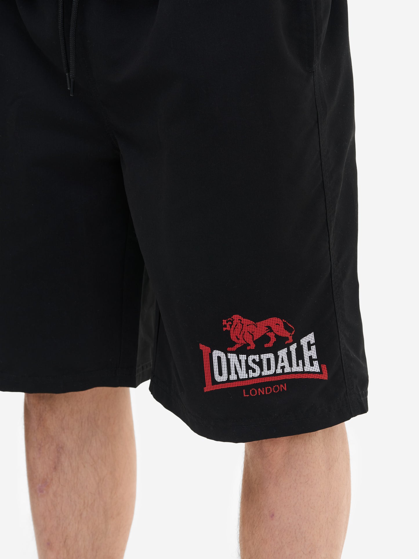 Schwarze Lonsdale Herren Beachshorts mit weissem Logo-Print links und Kontraststreifen rechts.