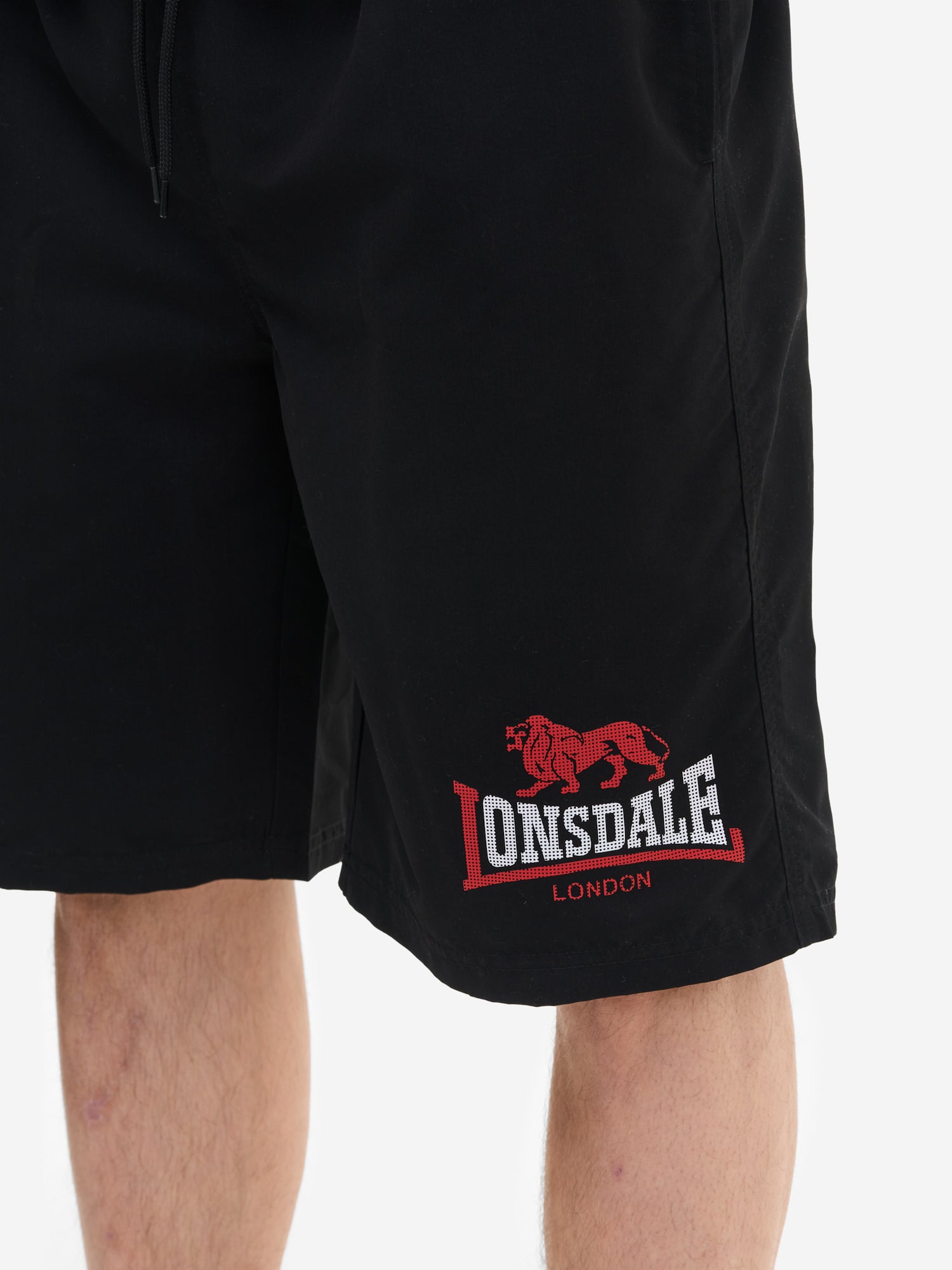 Schwarze Lonsdale Herren Beachshorts mit weissem Logo-Print links und Kontraststreifen rechts.