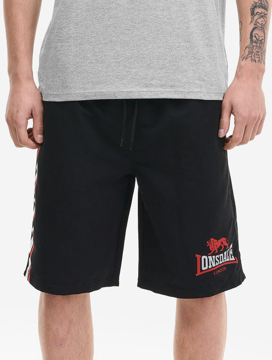 Schwarze Lonsdale Herren Beachshorts mit weissem Logo-Print links und Kontraststreifen rechts.