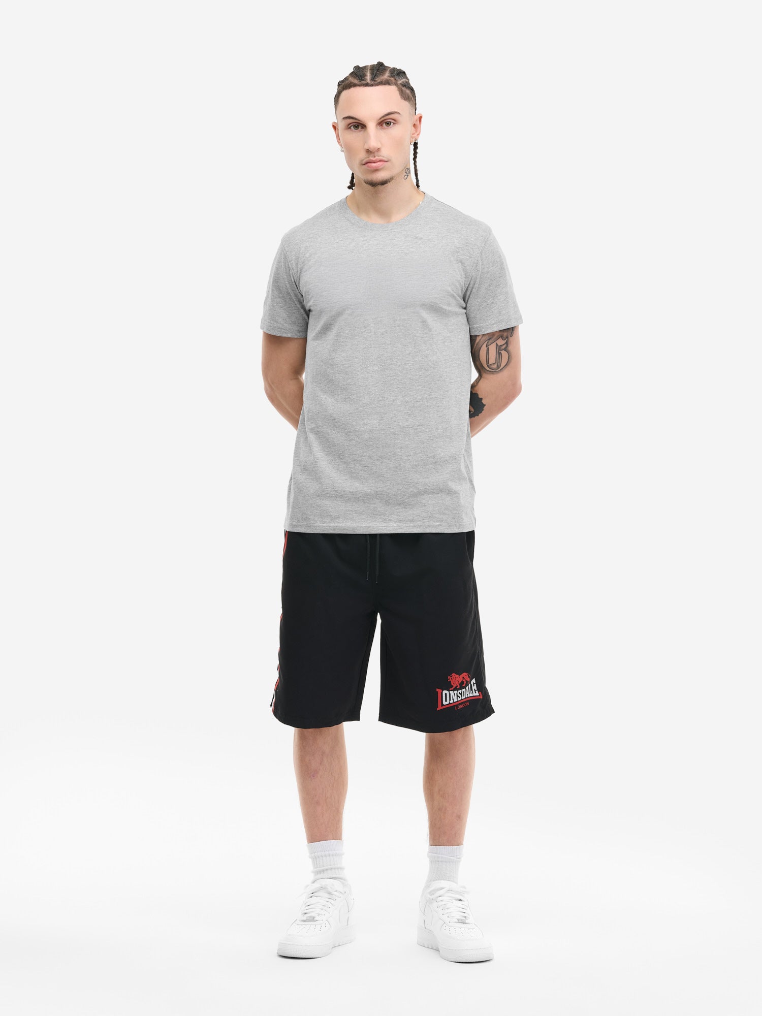 Schwarze Lonsdale Herren Beachshorts mit weissem Logo-Print links und Kontraststreifen rechts.