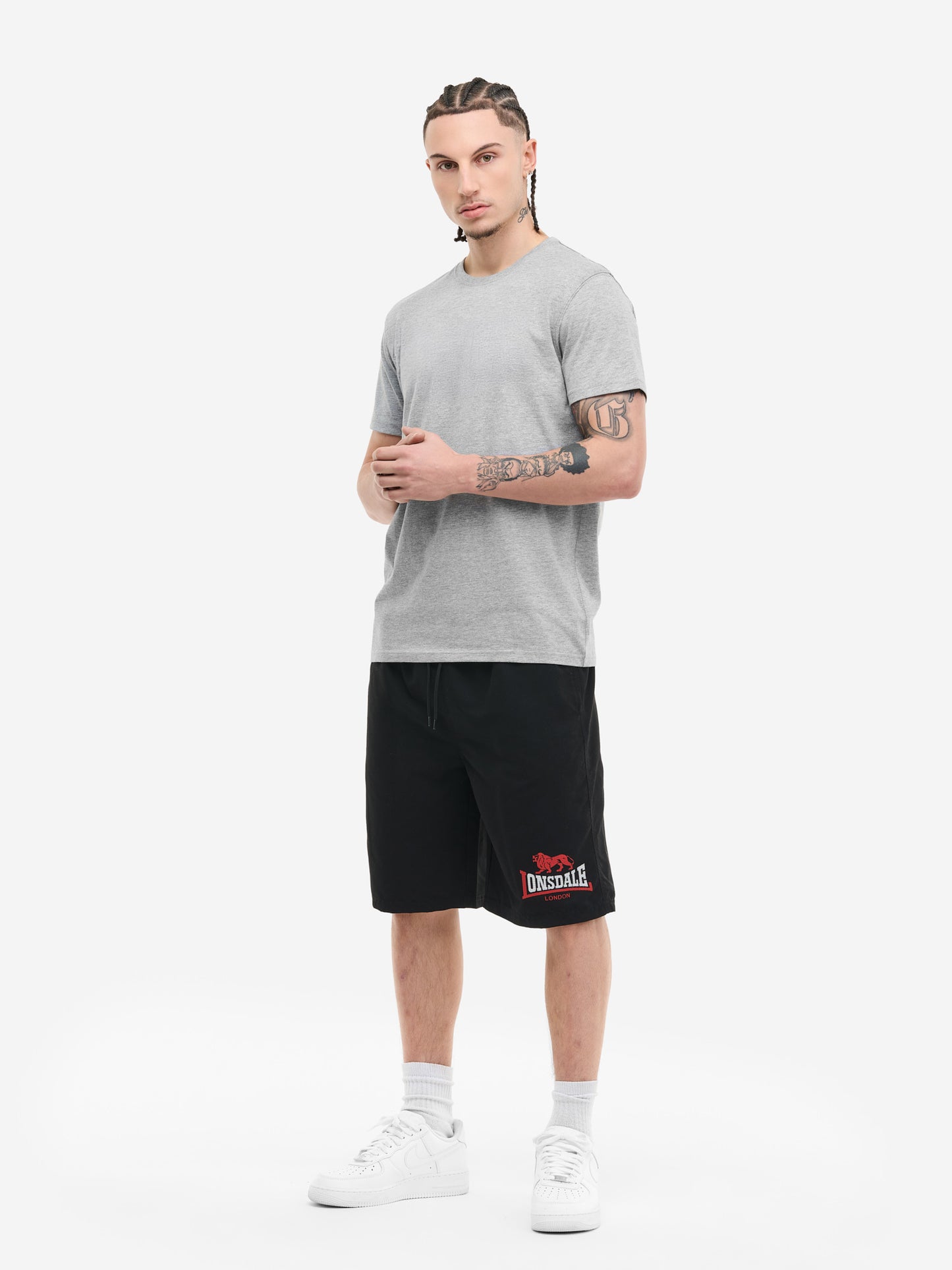 Schwarze Lonsdale Herren Beachshorts mit weissem Logo-Print links und Kontraststreifen rechts.