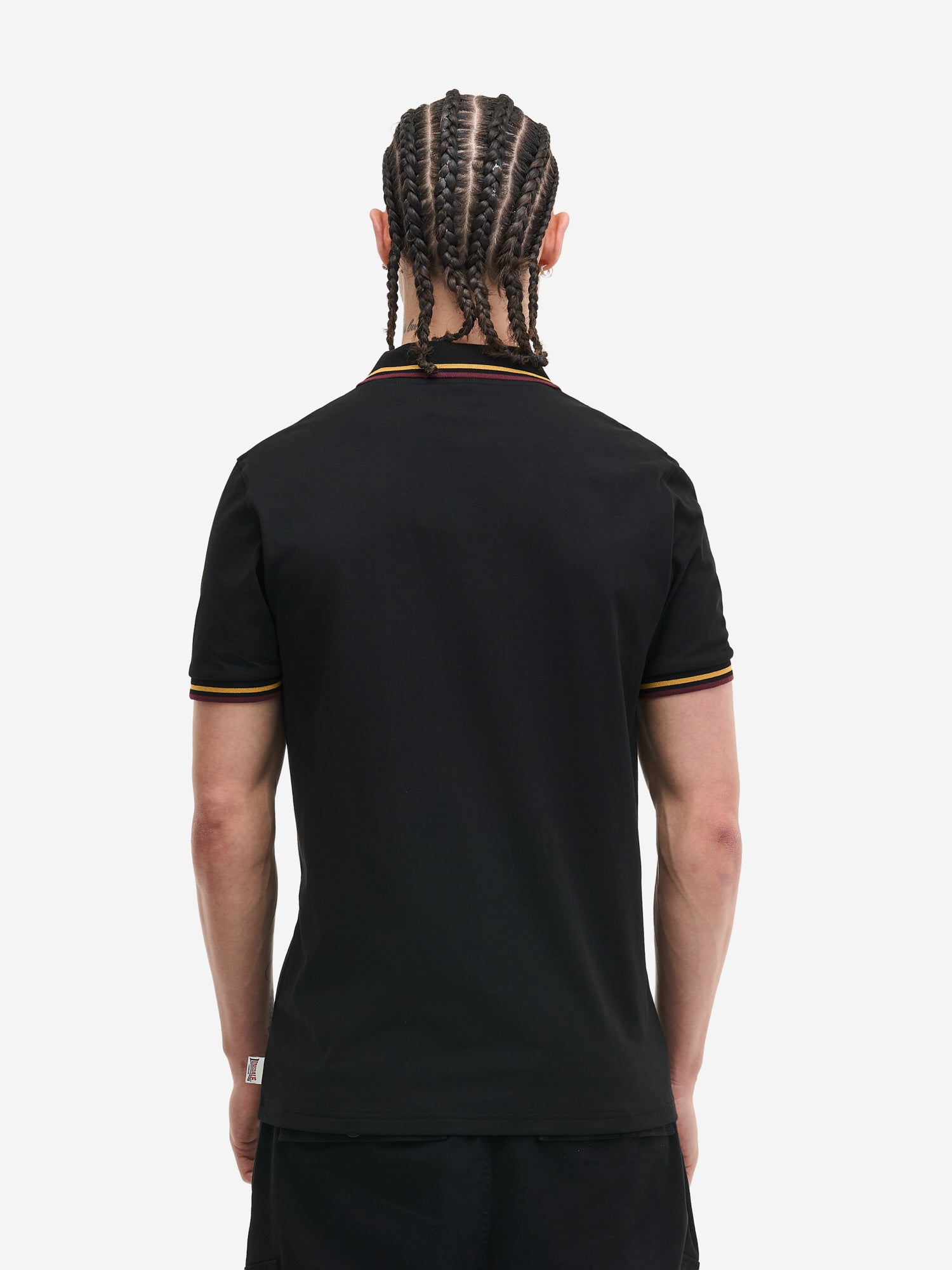 Schwarzes Lonsdale Herren Poloshirt aus 100% gekämmter Baumwolle in Piqué-Qualität mit geradem Regular Fit Schnitt.