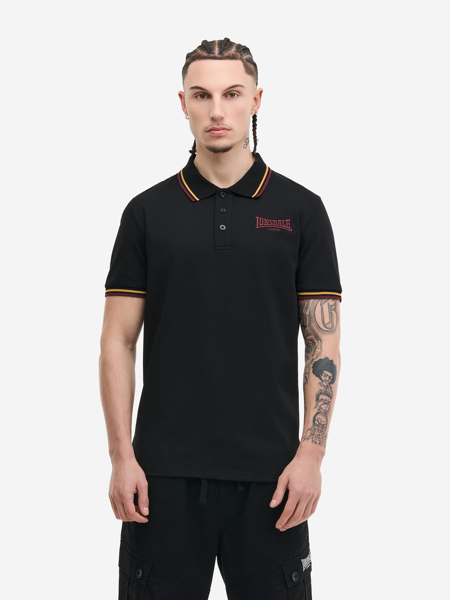 Schwarzes Lonsdale Poloshirt in normaler Passform mit Knopfleiste und heller Löwenstickerei auf der Brust.