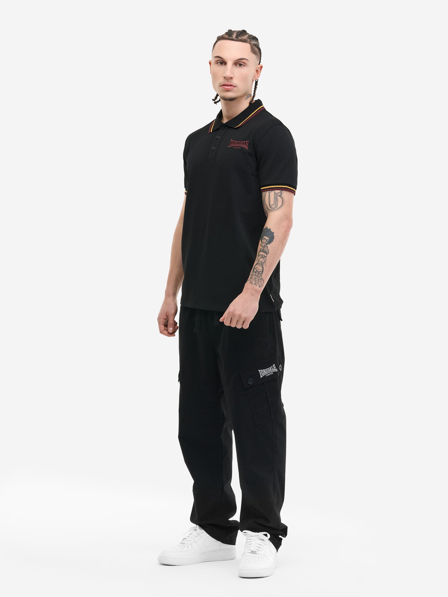 Schwarzes Lonsdale Poloshirt in normaler Passform mit Knopfleiste und heller Löwenstickerei auf der Brust.