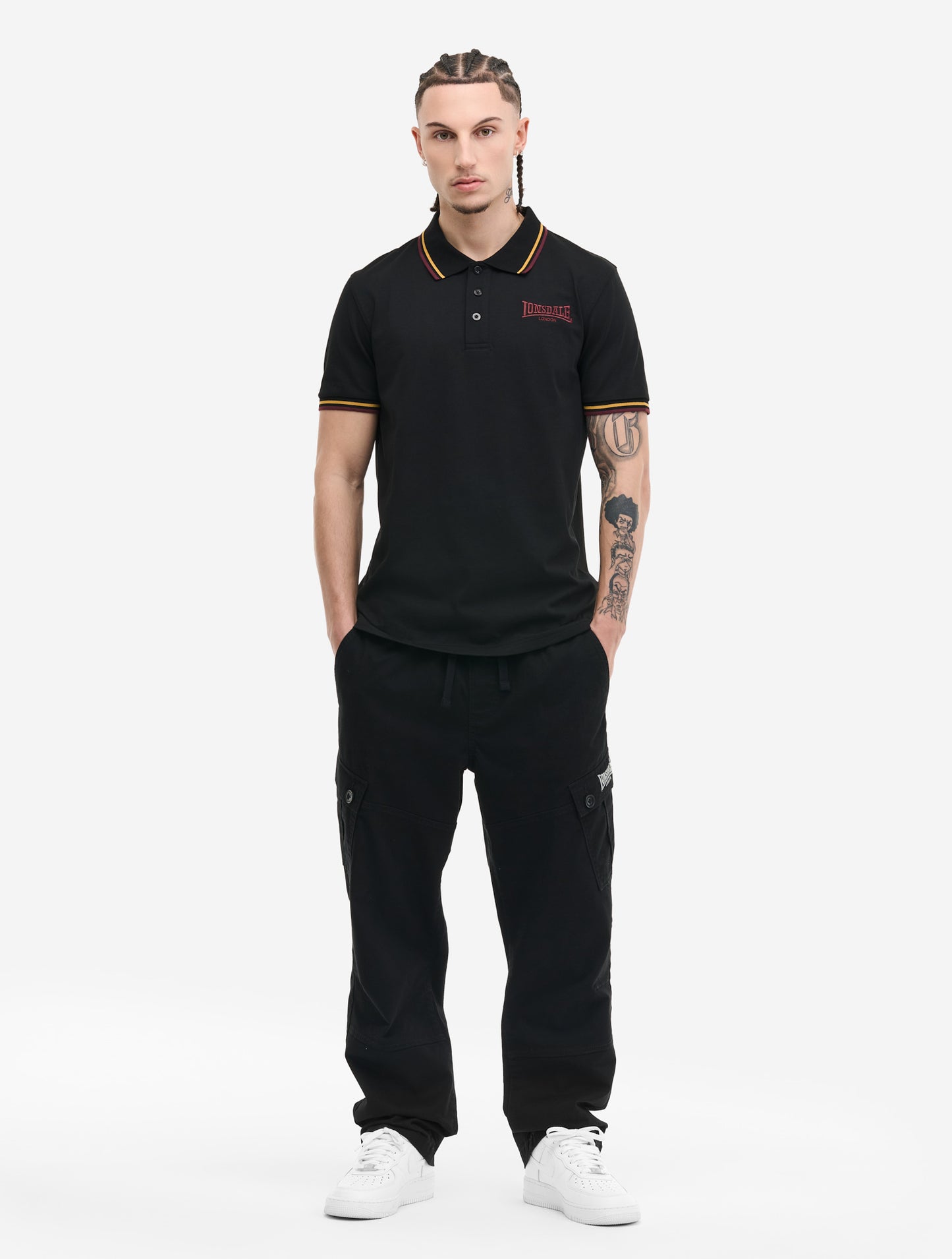 Schwarzes Lonsdale Poloshirt in normaler Passform mit Knopfleiste und heller Löwenstickerei auf der Brust.