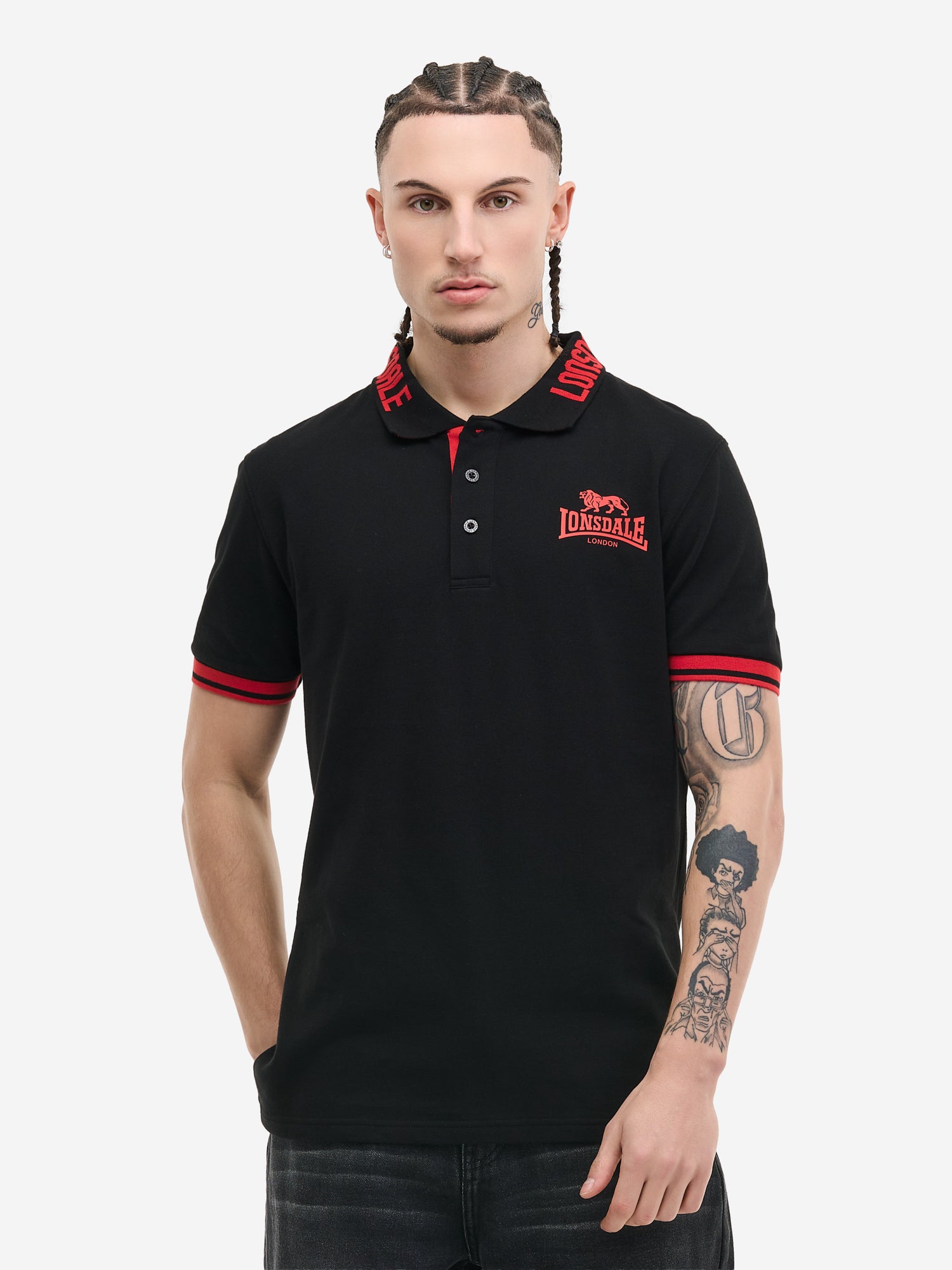 Vorderansicht: Schwarzes Lonsdale Poloshirt mit erhabenem Logo auf der Brust und farblich abgesetzter Knopfleiste.
