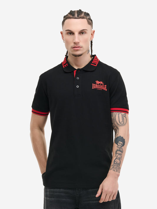Vorderansicht: Schwarzes Lonsdale Poloshirt mit erhabenem Logo auf der Brust und farblich abgesetzter Knopfleiste.
