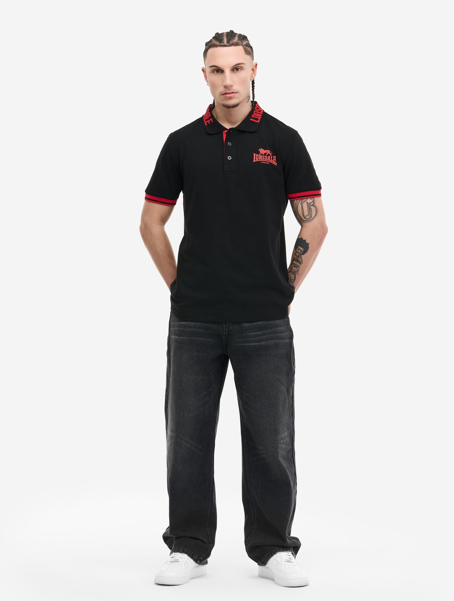 Vorderansicht: Schwarzes Lonsdale Poloshirt mit erhabenem Logo auf der Brust und farblich abgesetzter Knopfleiste.
