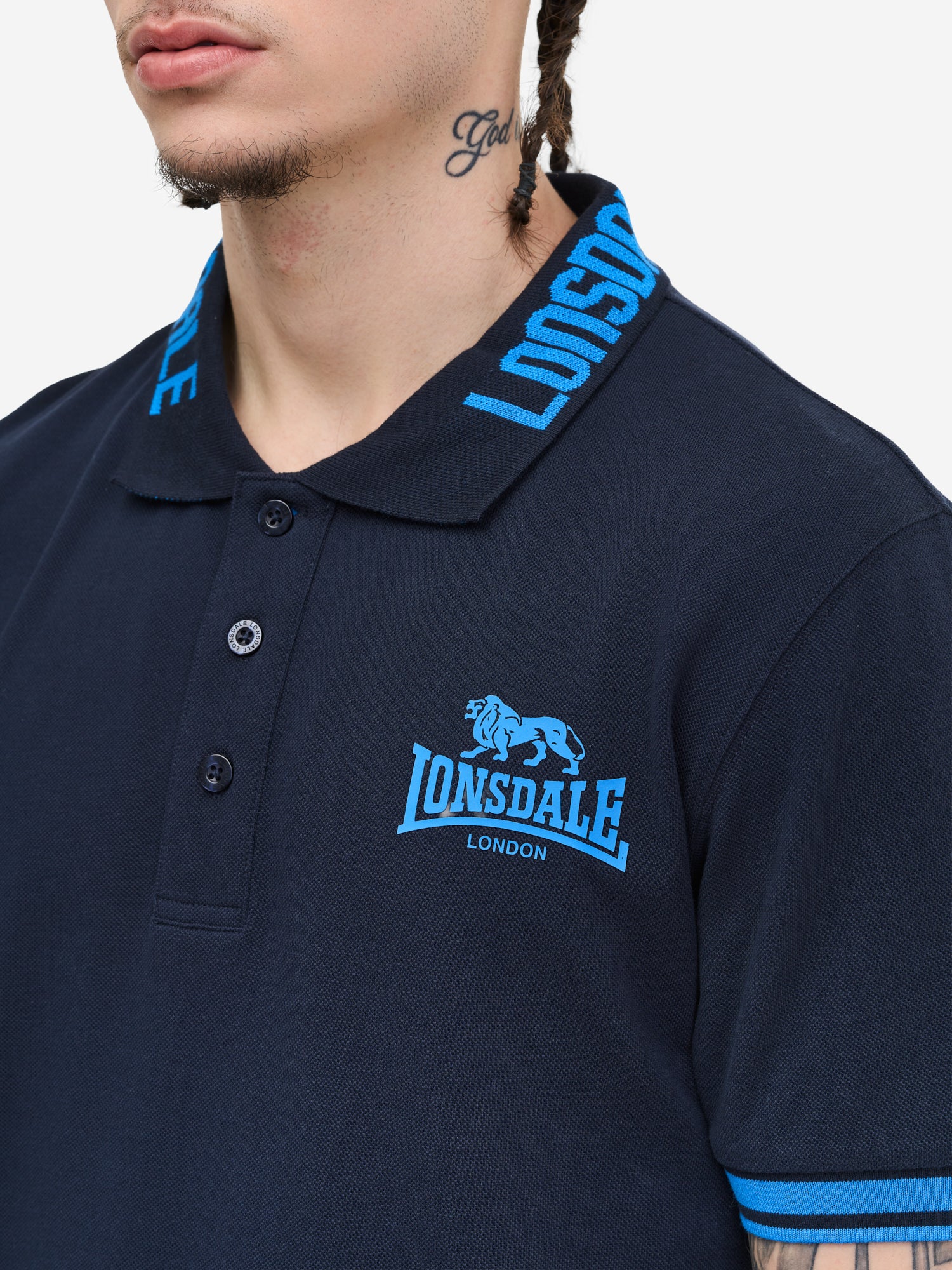 Dunkelblaues Piqué Polo mit Lonsdale Schriftzug am Kragen, Union Jack Label und Kontraststreifen am Ärmel.