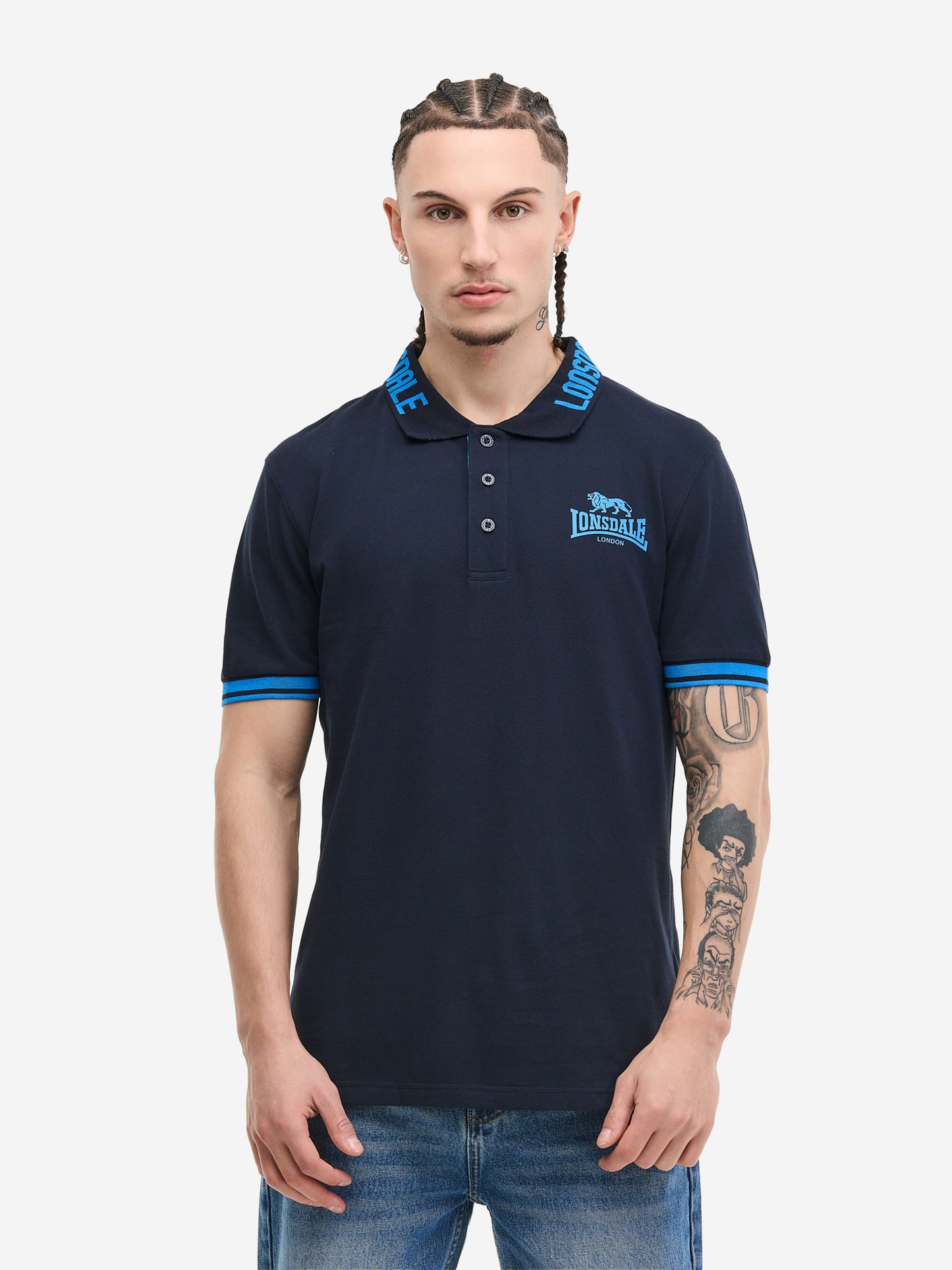 Vorderansicht: Lonsdale Poloshirt in Dark Navy Dunkelblau mit erhabenem Logo auf der Brust und farbiger Knopfleiste.
