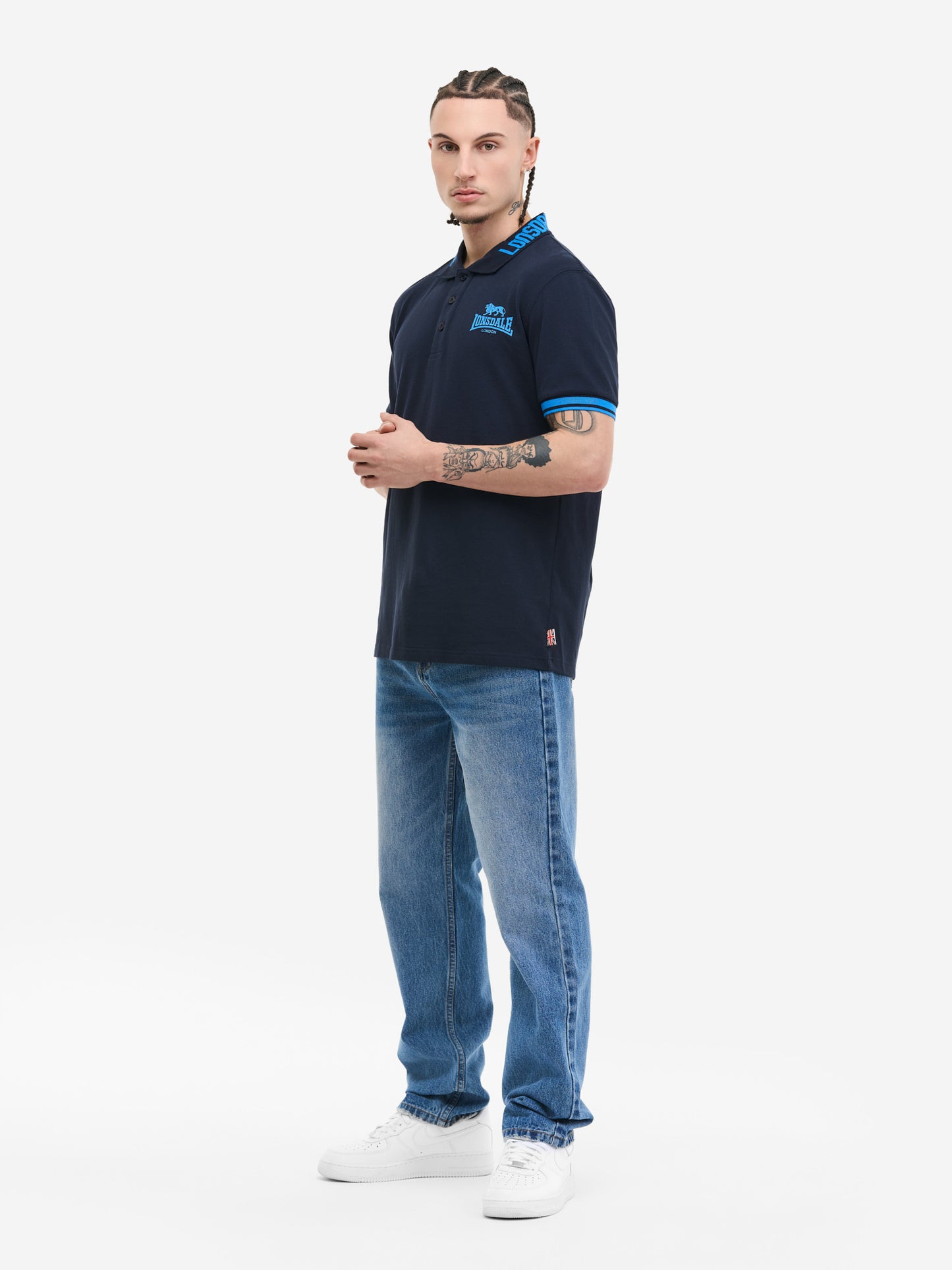 Vorderansicht: Lonsdale Poloshirt in Dark Navy Dunkelblau mit erhabenem Logo auf der Brust und farbiger Knopfleiste.
