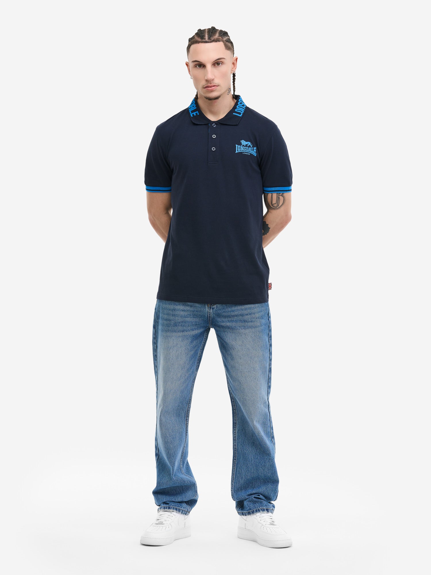 Vorderansicht: Lonsdale Poloshirt in Dark Navy Dunkelblau mit erhabenem Logo auf der Brust und farbiger Knopfleiste.
