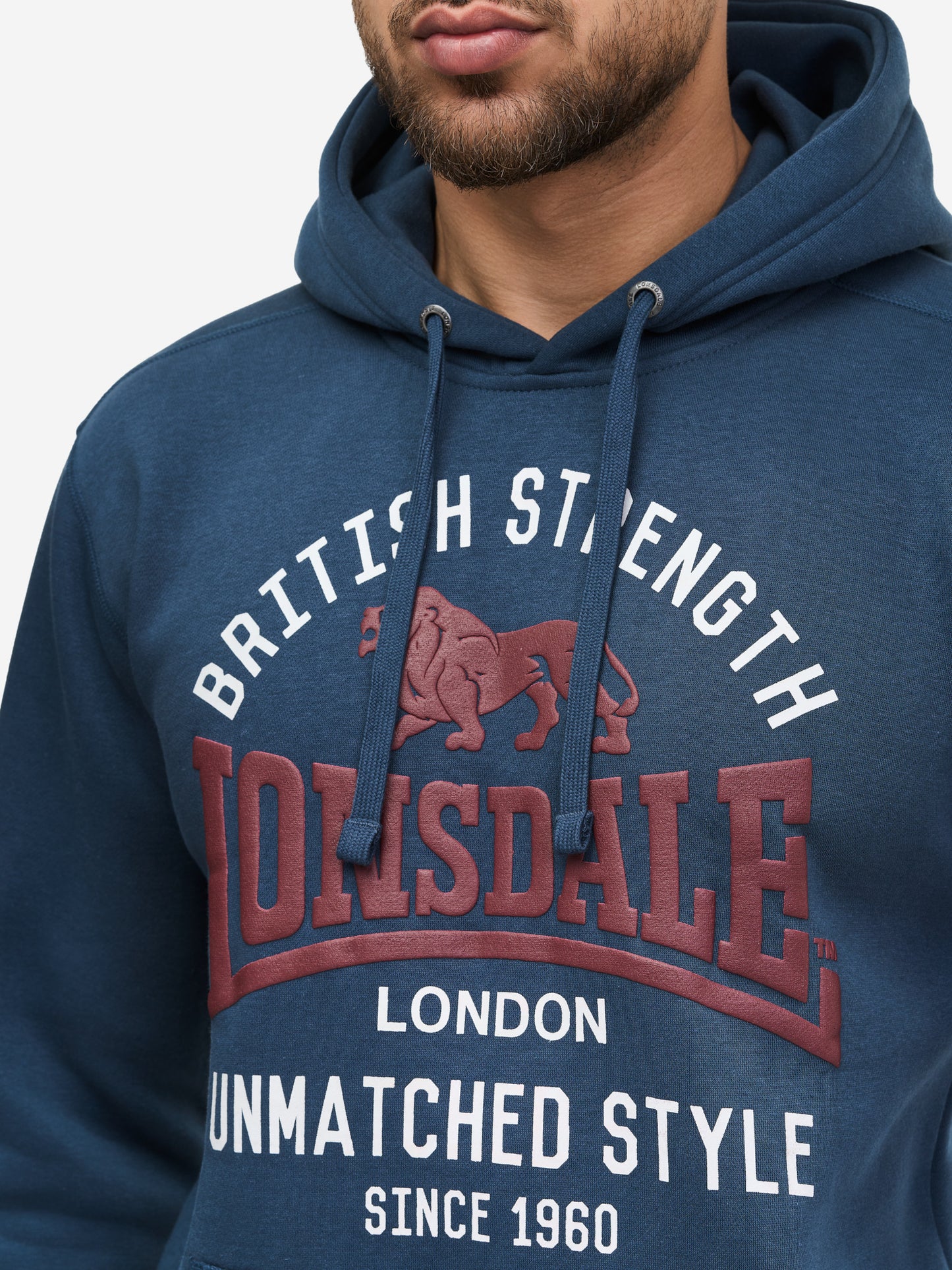 Nahaufnahme Lonsdale Hoodie Dunkelblau: Rotes Logo-Print Detail auf Fleece-Stoff mit markanter Ziernaht.