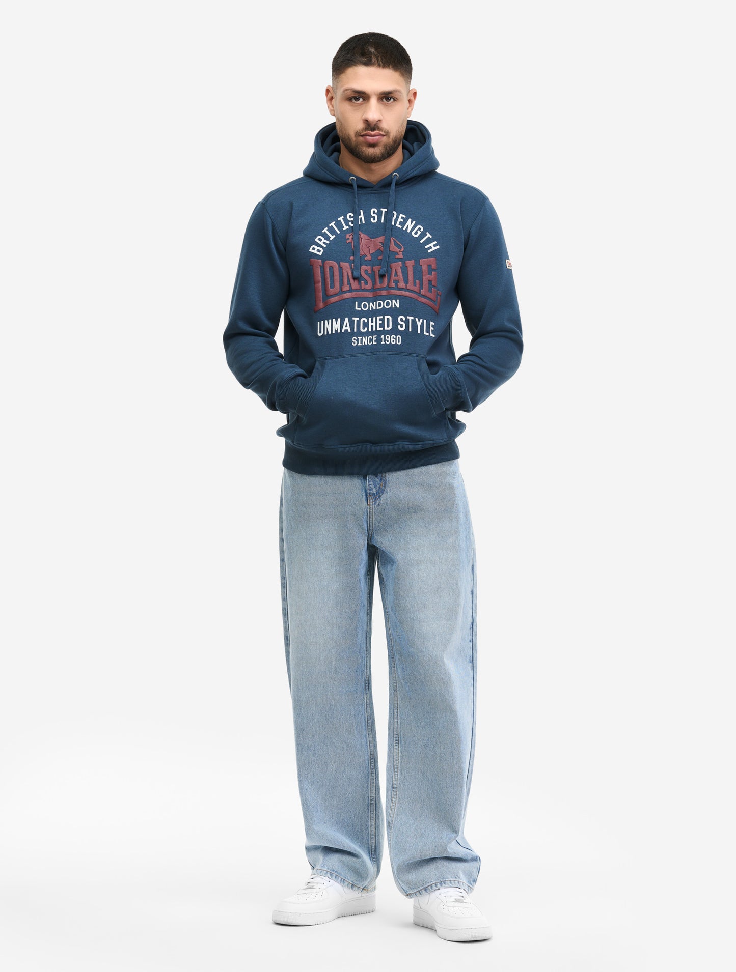 Dunkelblaues Lonsdale Herren Hoodie mit grossem rotem Logo-Print und Ziernähten auf der Front.