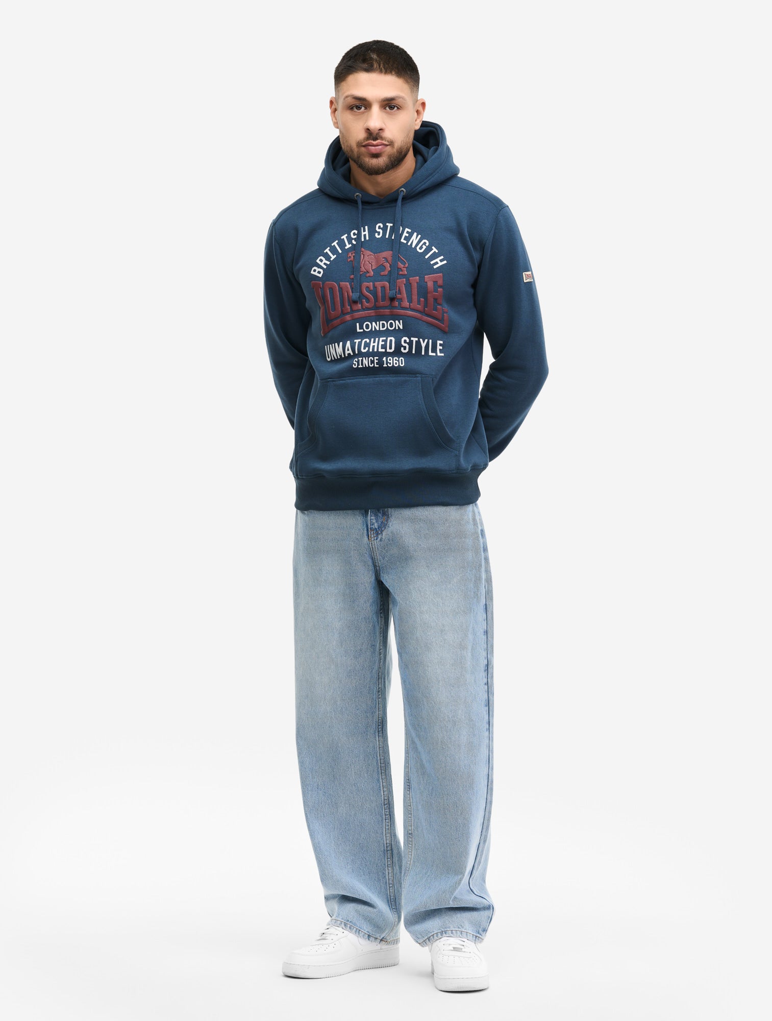 Dunkelblaues Lonsdale Herren Hoodie mit grossem rotem Logo-Print und Ziernähten auf der Front.