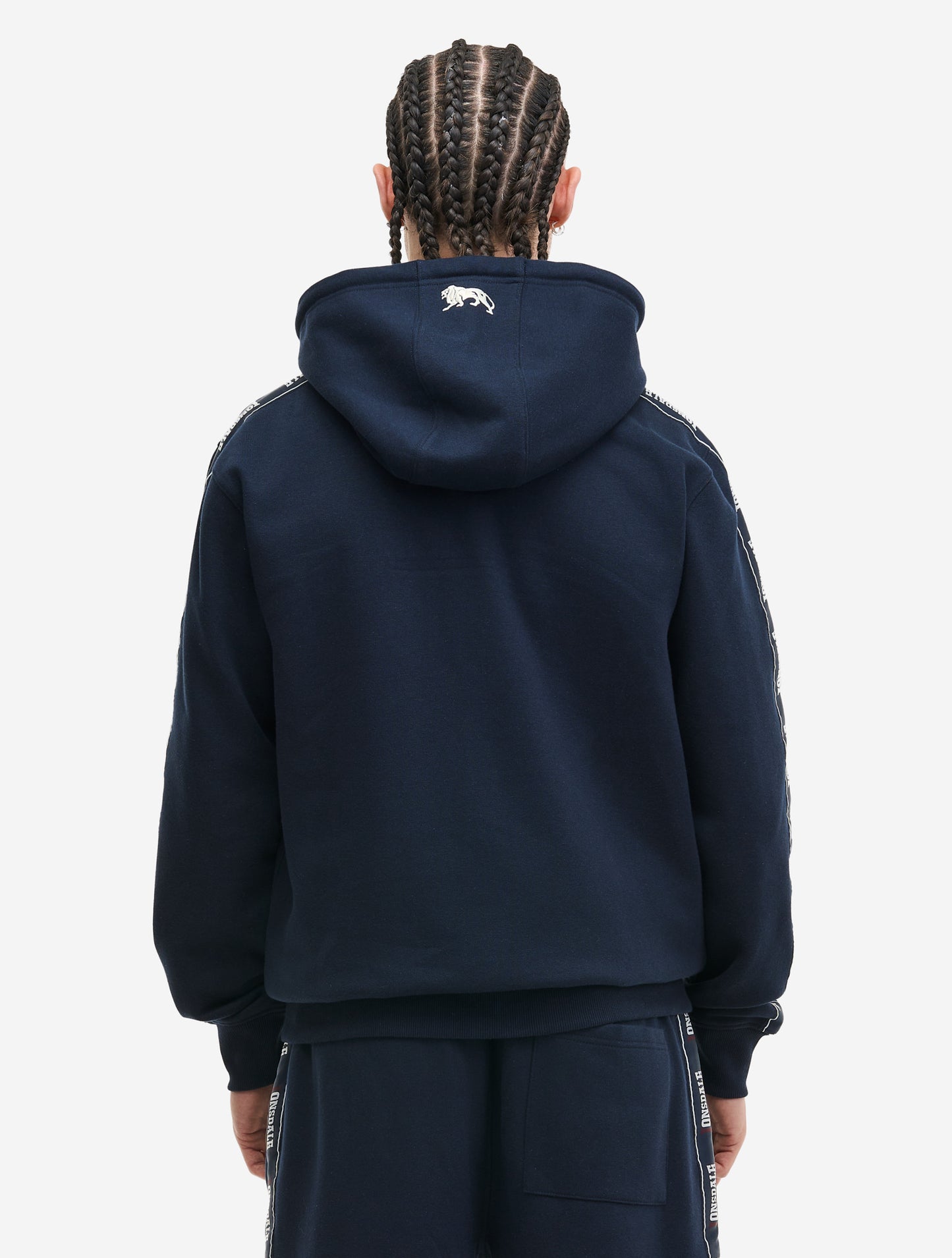 Rückansicht Lonsdale Kapuzenjacke Schwarz, normale Passform mit Logo-Tape entlang der Ärmel und Kapuze.