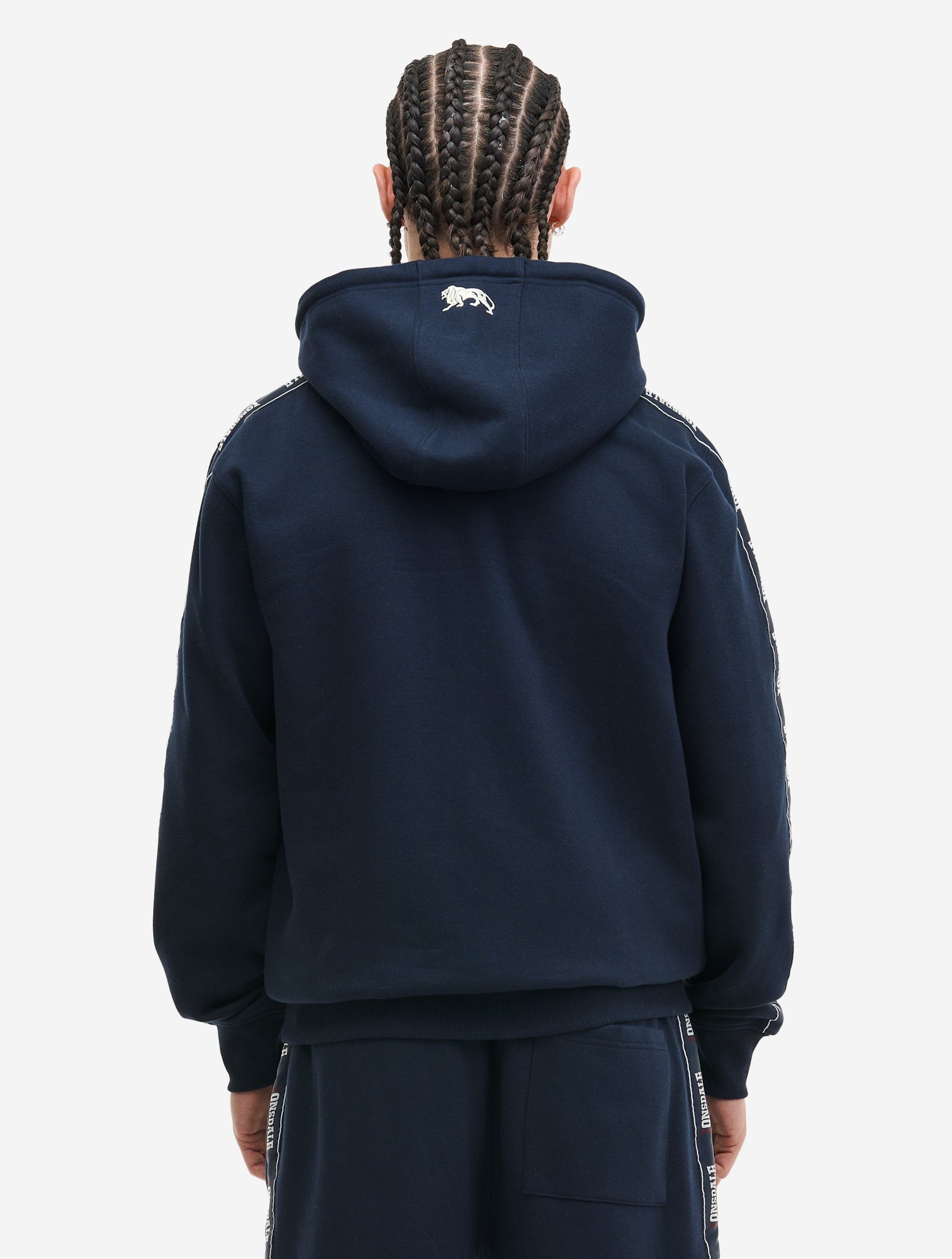Rückansicht Lonsdale Kapuzenjacke Schwarz, normale Passform mit Logo-Tape entlang der Ärmel und Kapuze.