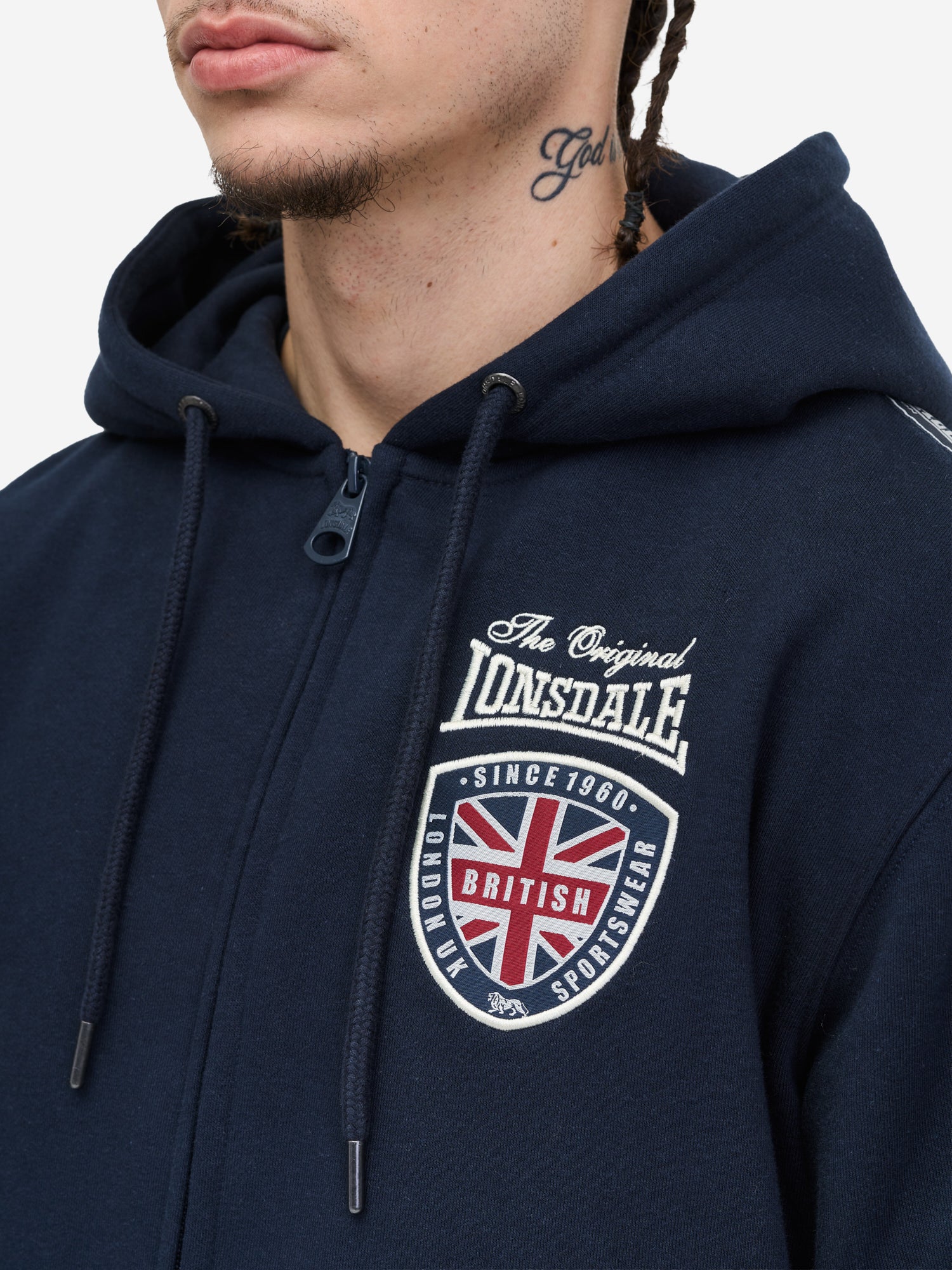 Detail Lonsdale Kapuzenjacke Schwarz: Logo-Stickerei, Logo-Tape am Ärmel und kleiner Löwen-Print auf der Kapuze.