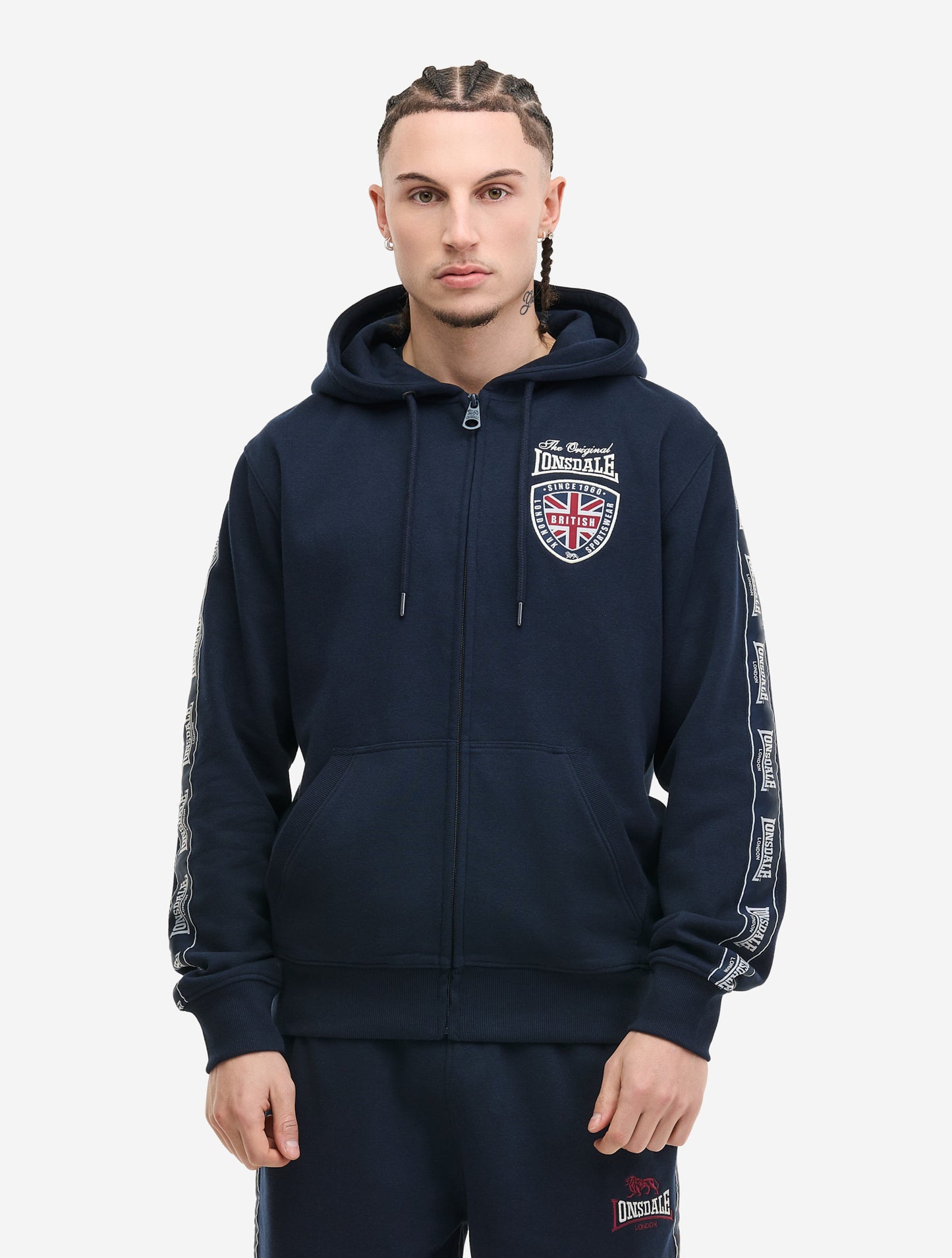 Schwarze Lonsdale Herren Sweatjacke mit roter Logo-Stickerei, Patch auf der Brust und Logo-Tape an den Ärmeln.