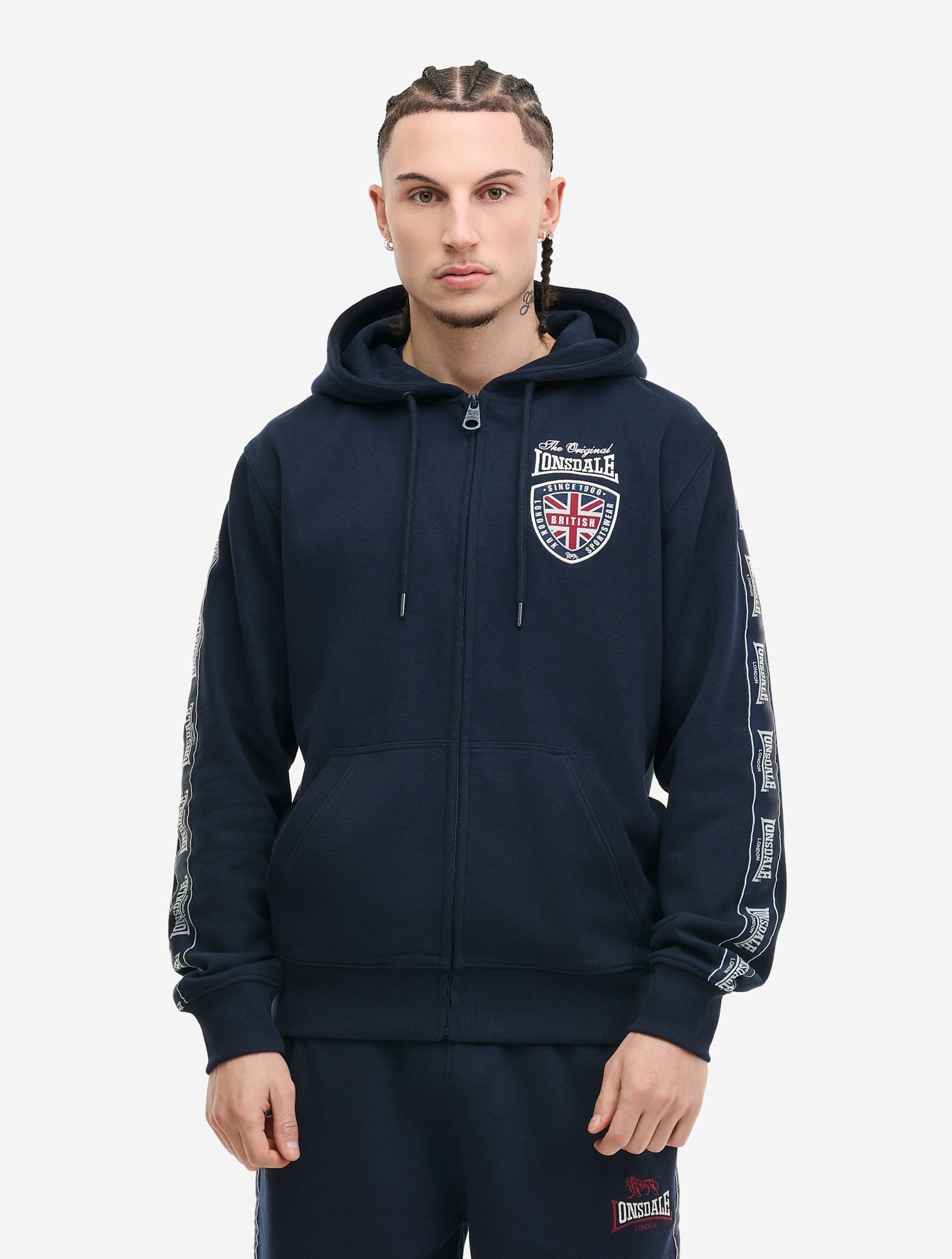 Schwarze Lonsdale Herren Sweatjacke mit roter Logo-Stickerei, Patch auf der Brust und Logo-Tape an den Ärmeln.