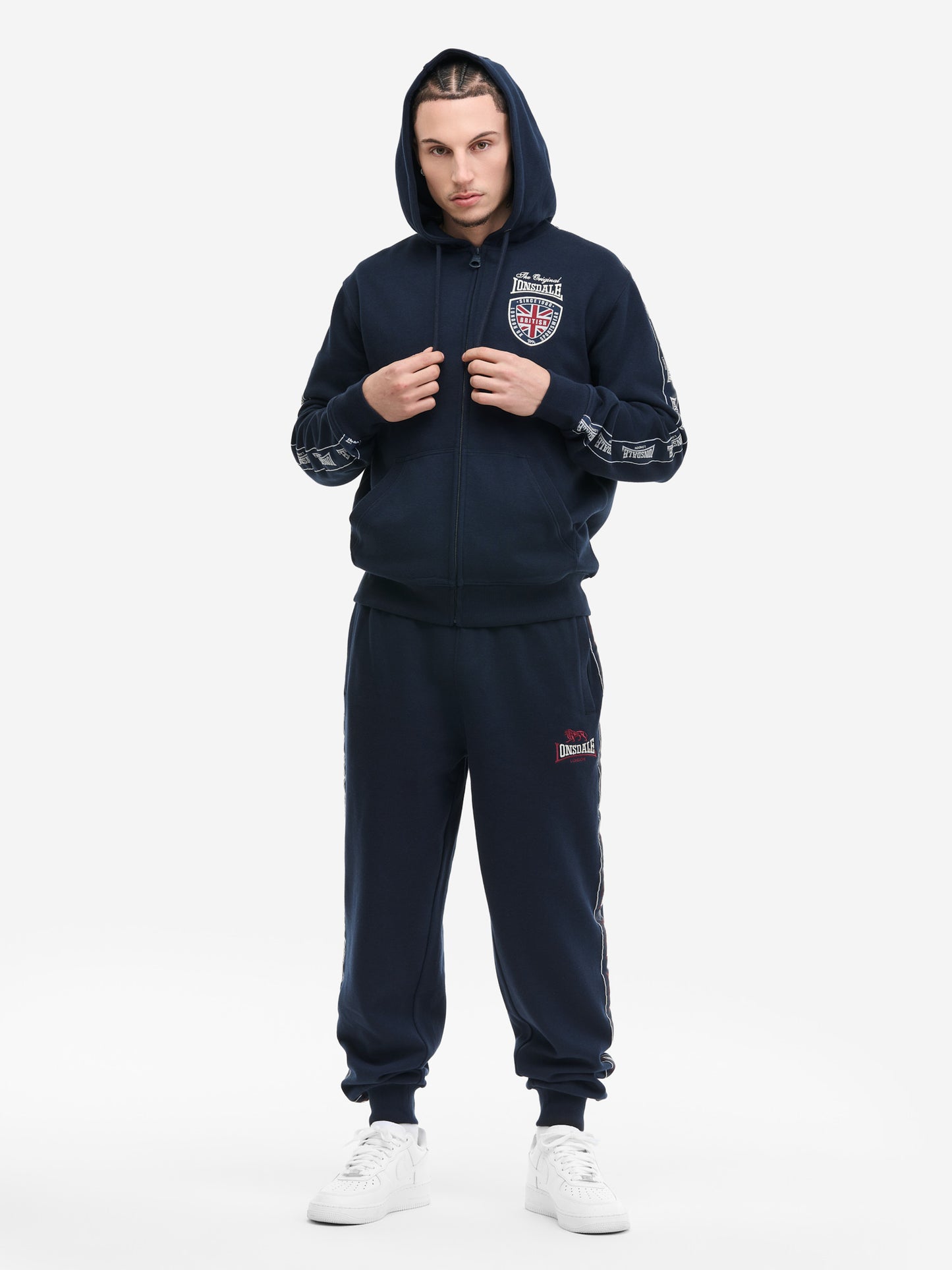 Schwarze Lonsdale Herren Sweatjacke mit roter Logo-Stickerei, Patch auf der Brust und Logo-Tape an den Ärmeln.